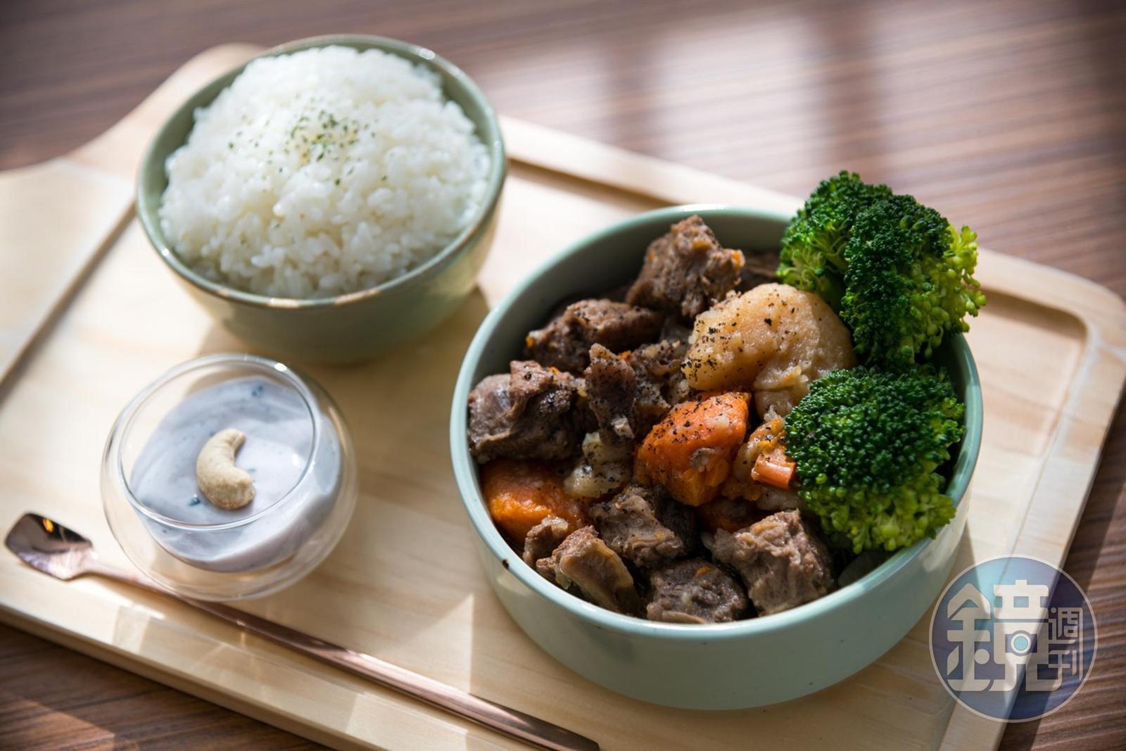 「小米酒馬告燉牛肉」肉嫩味濃,帶著些許馬告香氣。(320元/份,附美式咖啡)