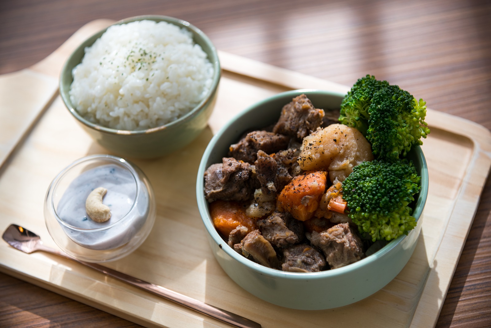 「小米酒馬告燉牛肉」肉嫩味濃，帶著些許馬告香氣。（320元／份，附美式咖啡）