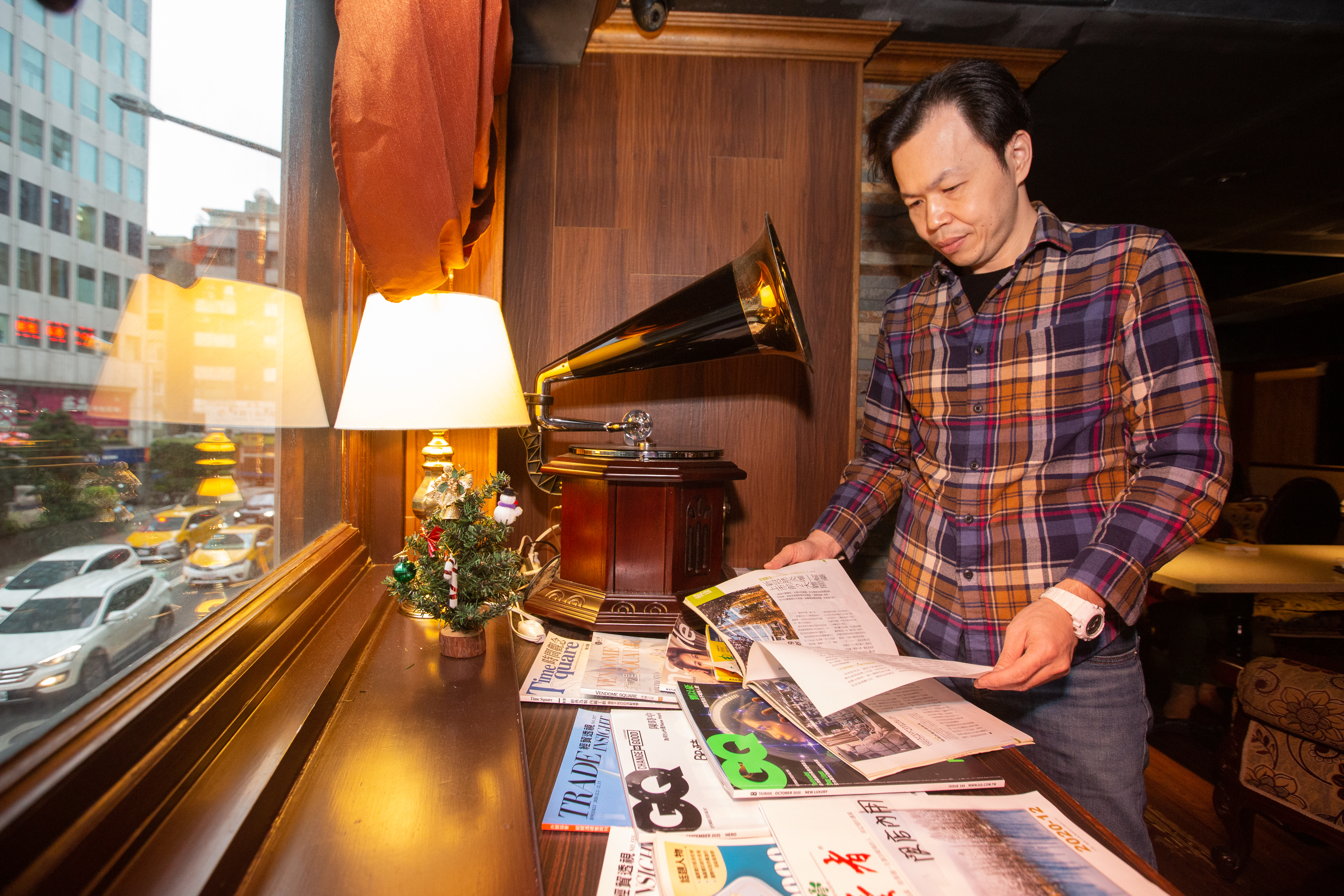 陳弘每天早上8點備戰，平時盤後也喜歡廣泛讀書助思考。