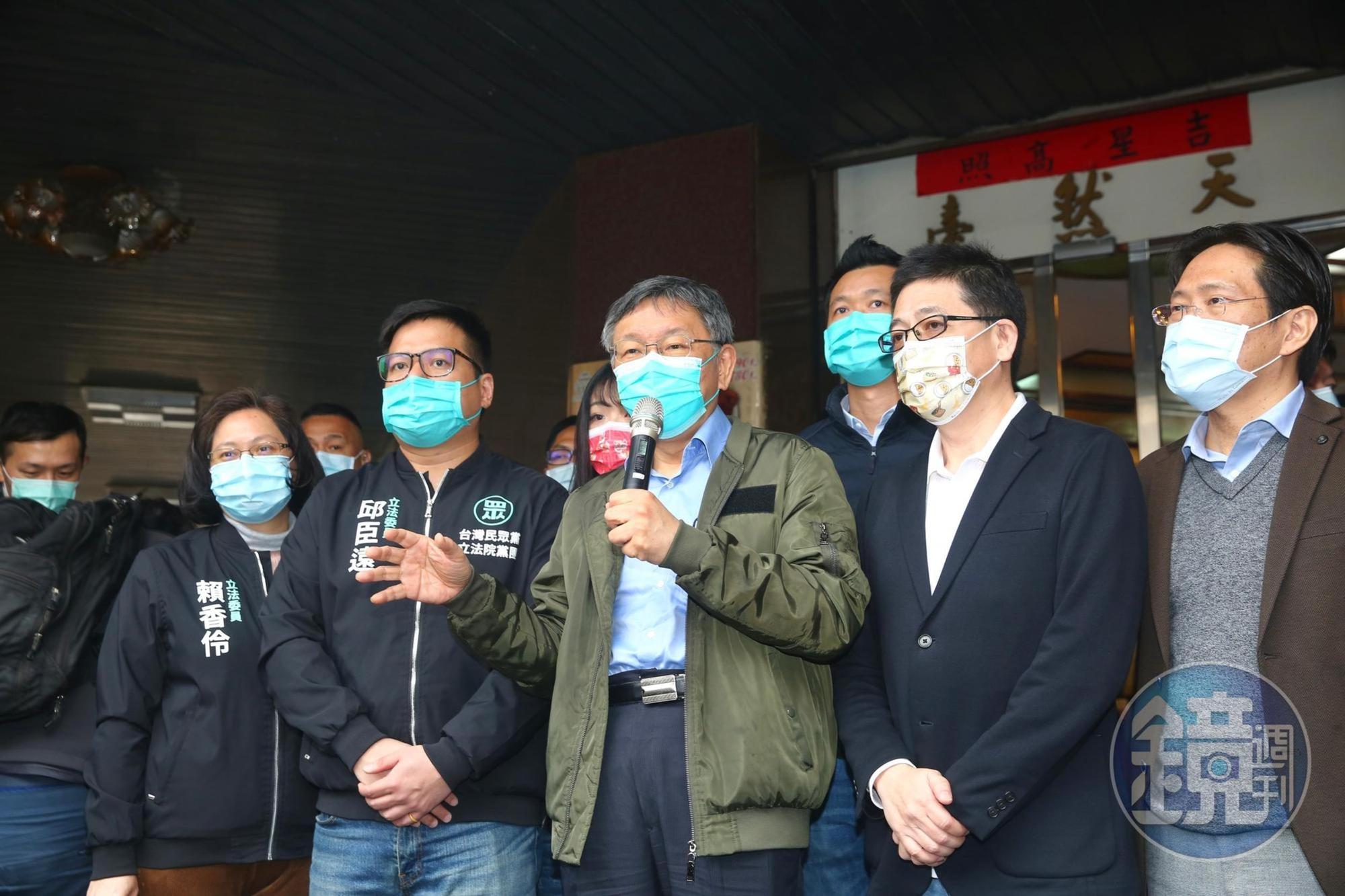 台灣民眾黨主席柯文哲(中)今出席春酒場合,提到用一個字形容自家黨派,表示是「台」。