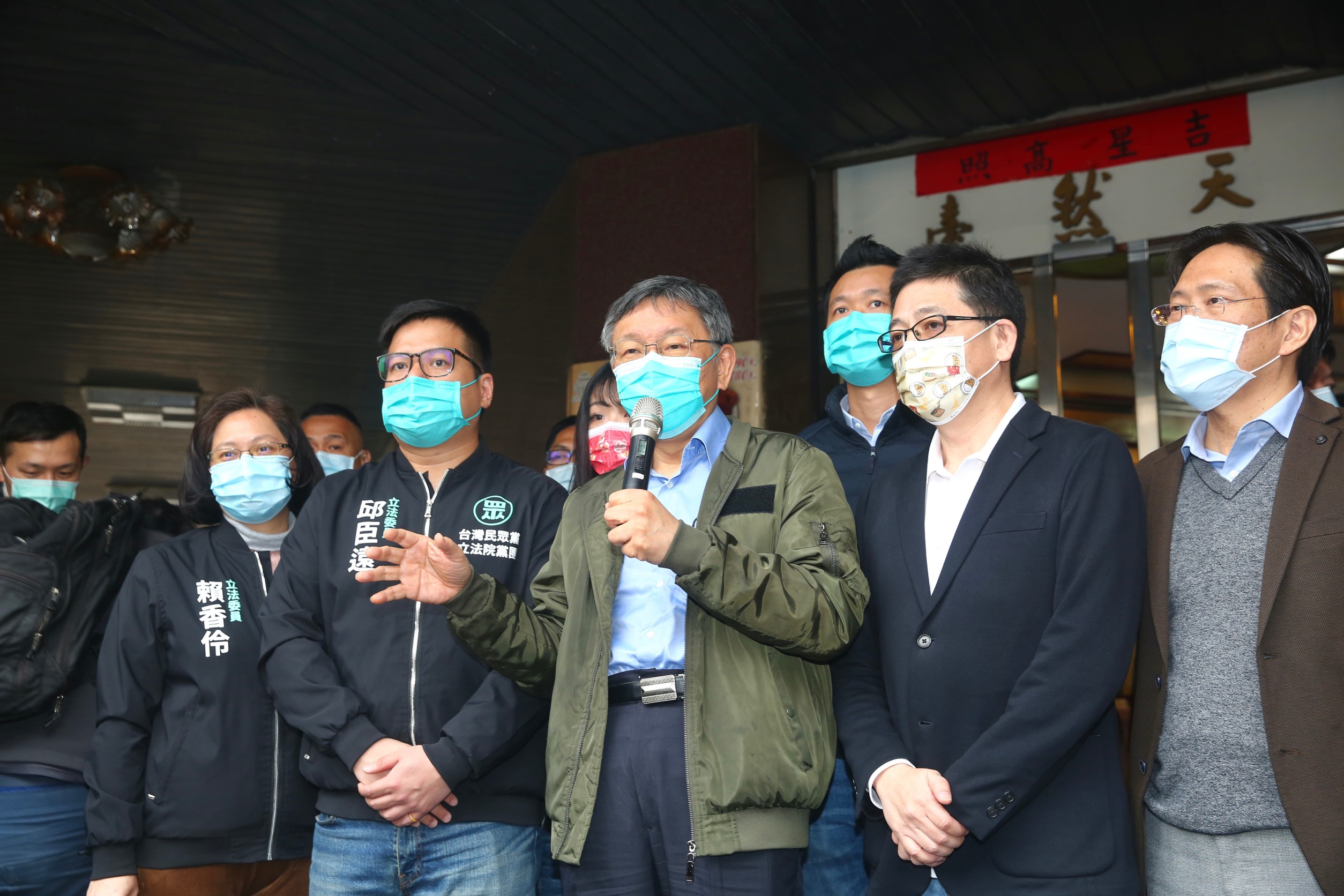 台灣民眾黨主席柯文哲（中）今出席春酒場合，提到用一個字形容自家黨派，表示是「台」。