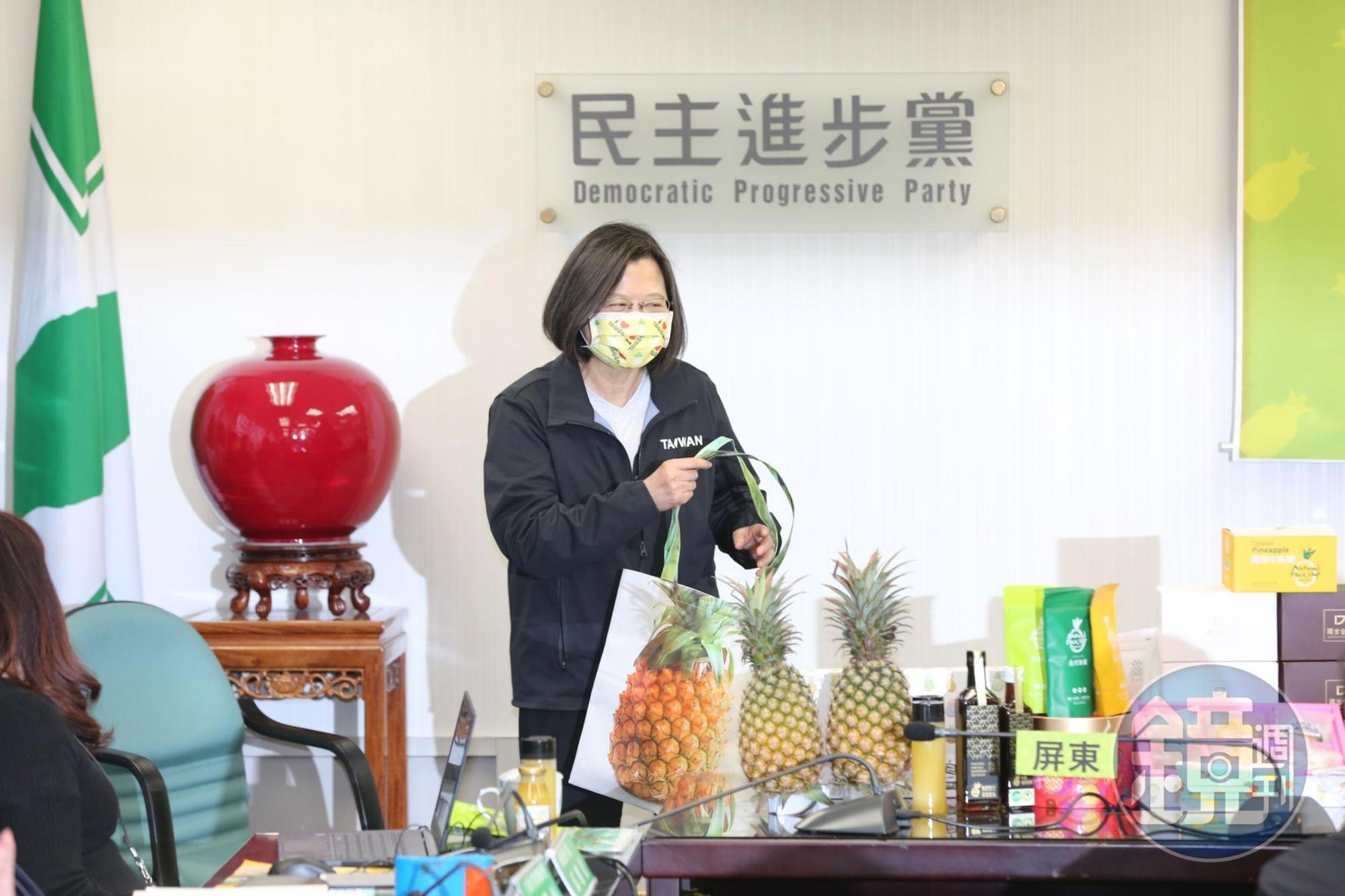 潘孟安致詞後把身上的鳳梨購物袋傳給蔡英文,讓蔡笑得眼睛都睜不開。