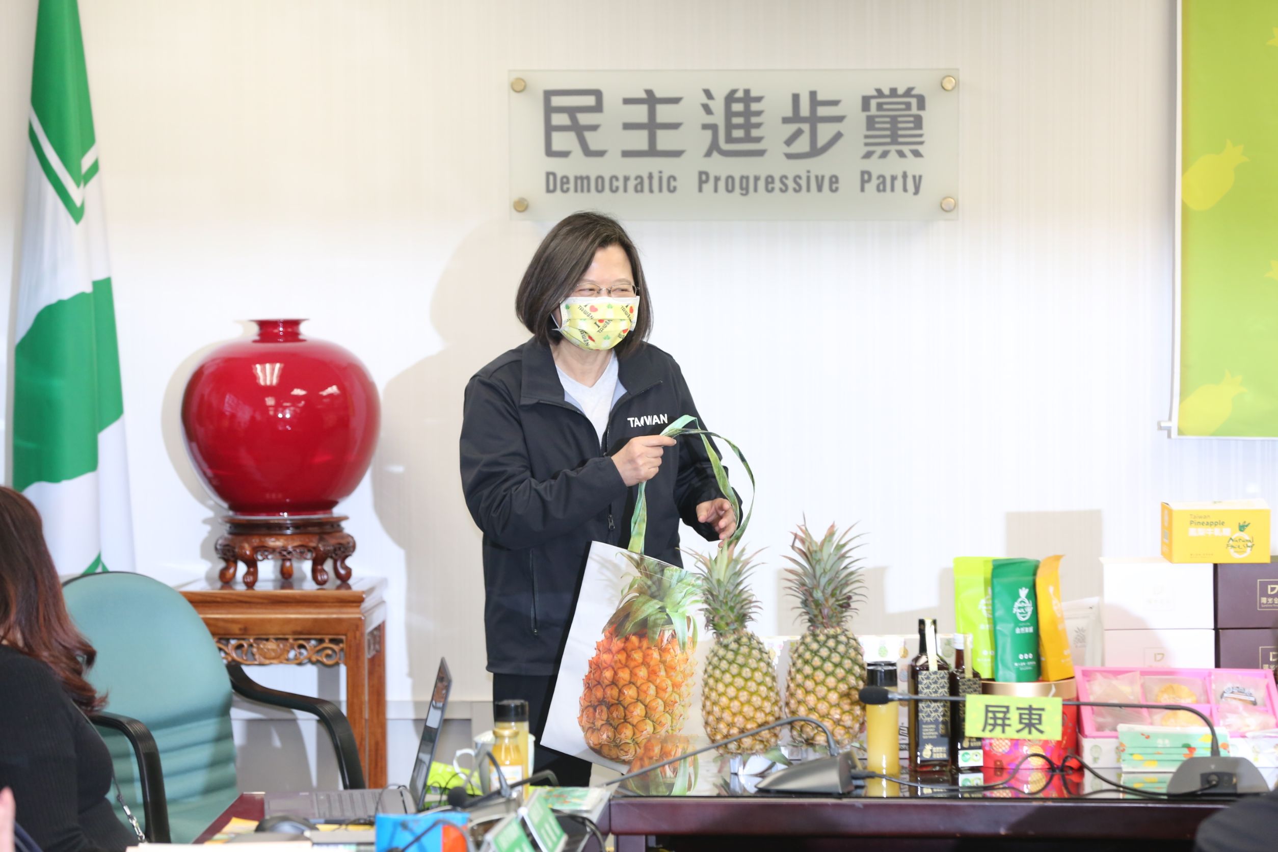 潘孟安致詞後把身上的鳳梨購物袋傳給蔡英文,讓蔡笑得眼睛都睜不開。