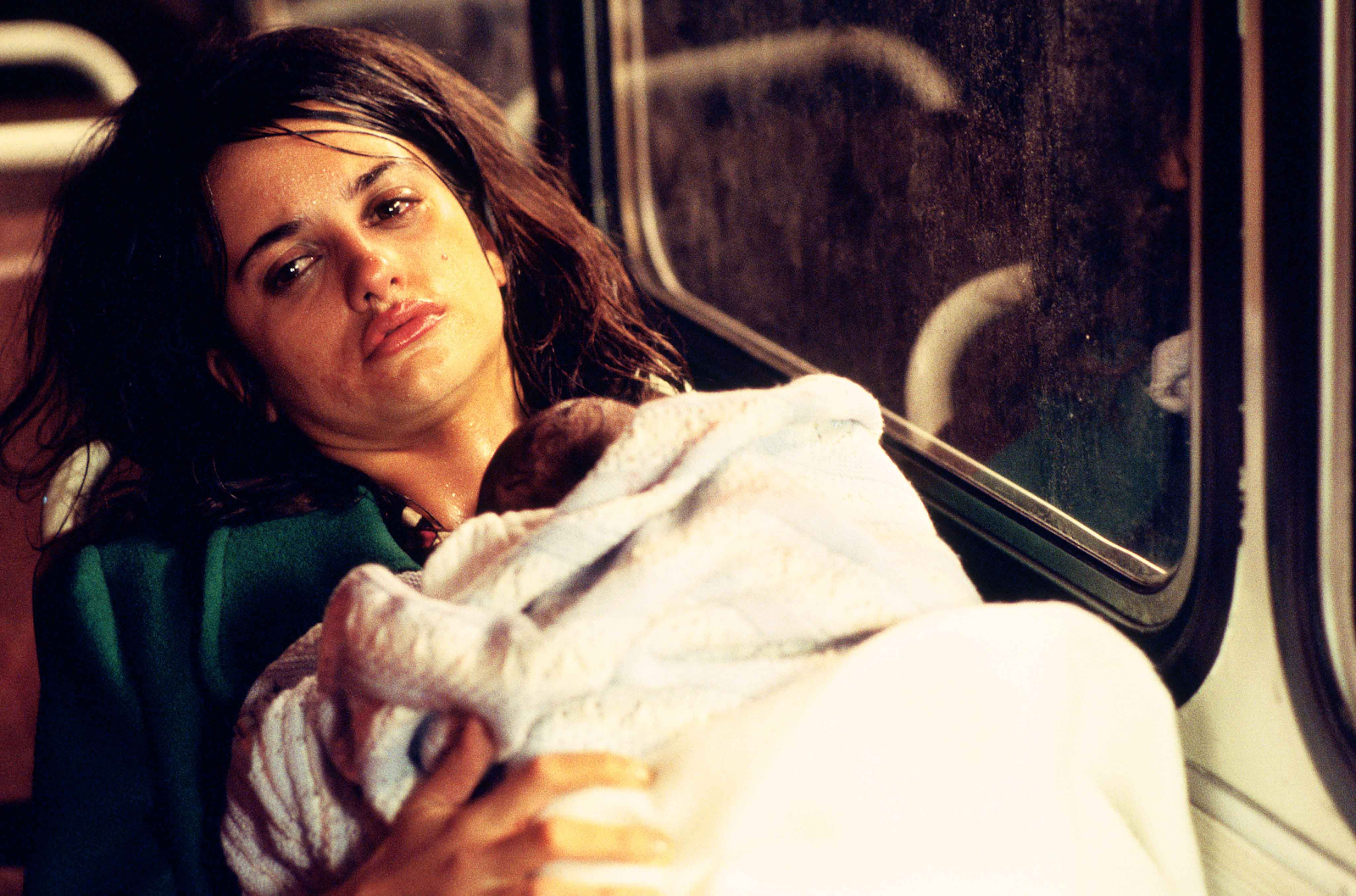 女星潘妮洛普克魯茲在《顫抖的慾望》飾演一位於公車產子的妓女。（天馬行空提供）