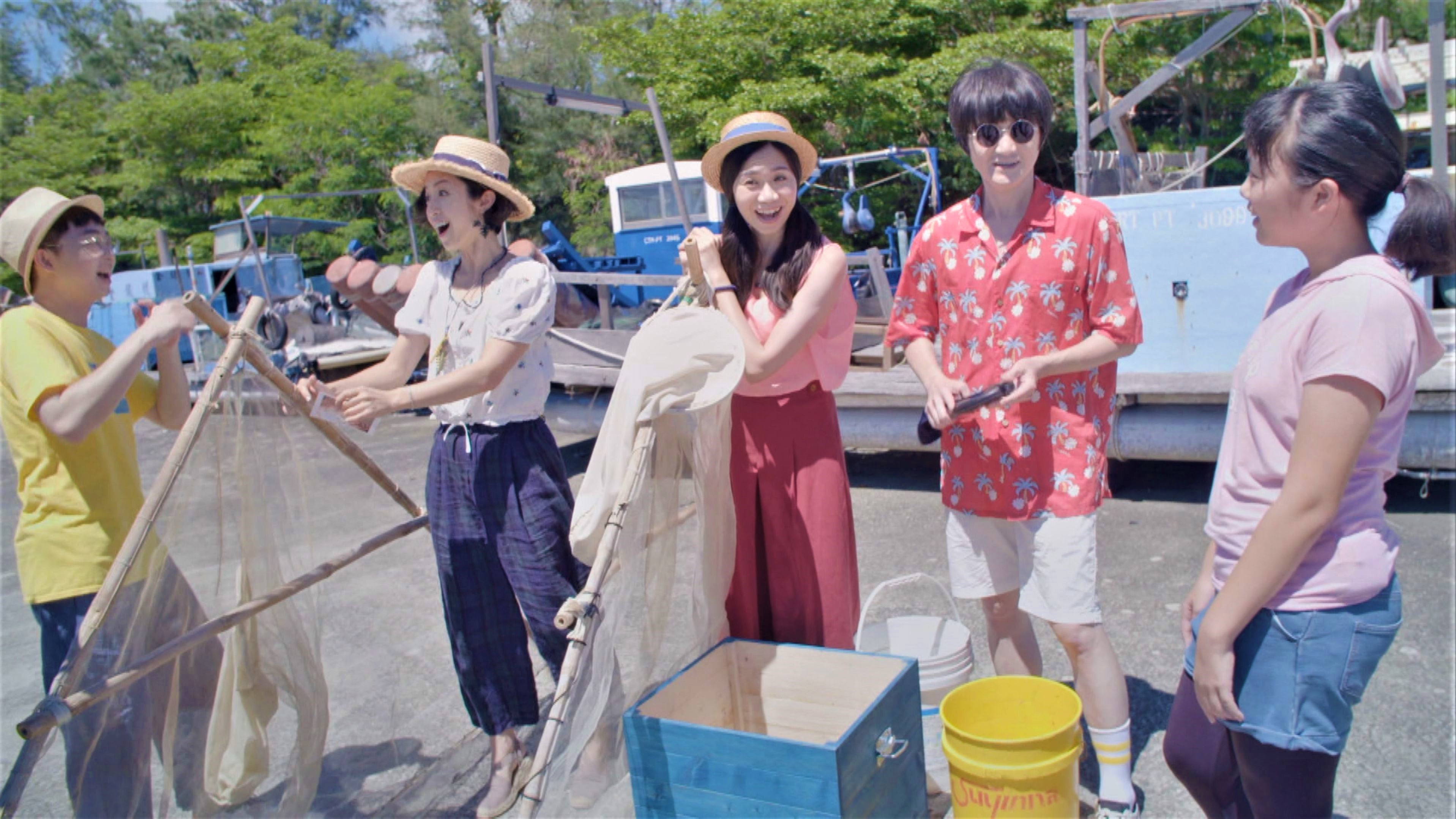 旺福樂團和小夥伴慕潔(右1)前往屏東楓港體驗傳統漁法「三角網」。(公視提供)