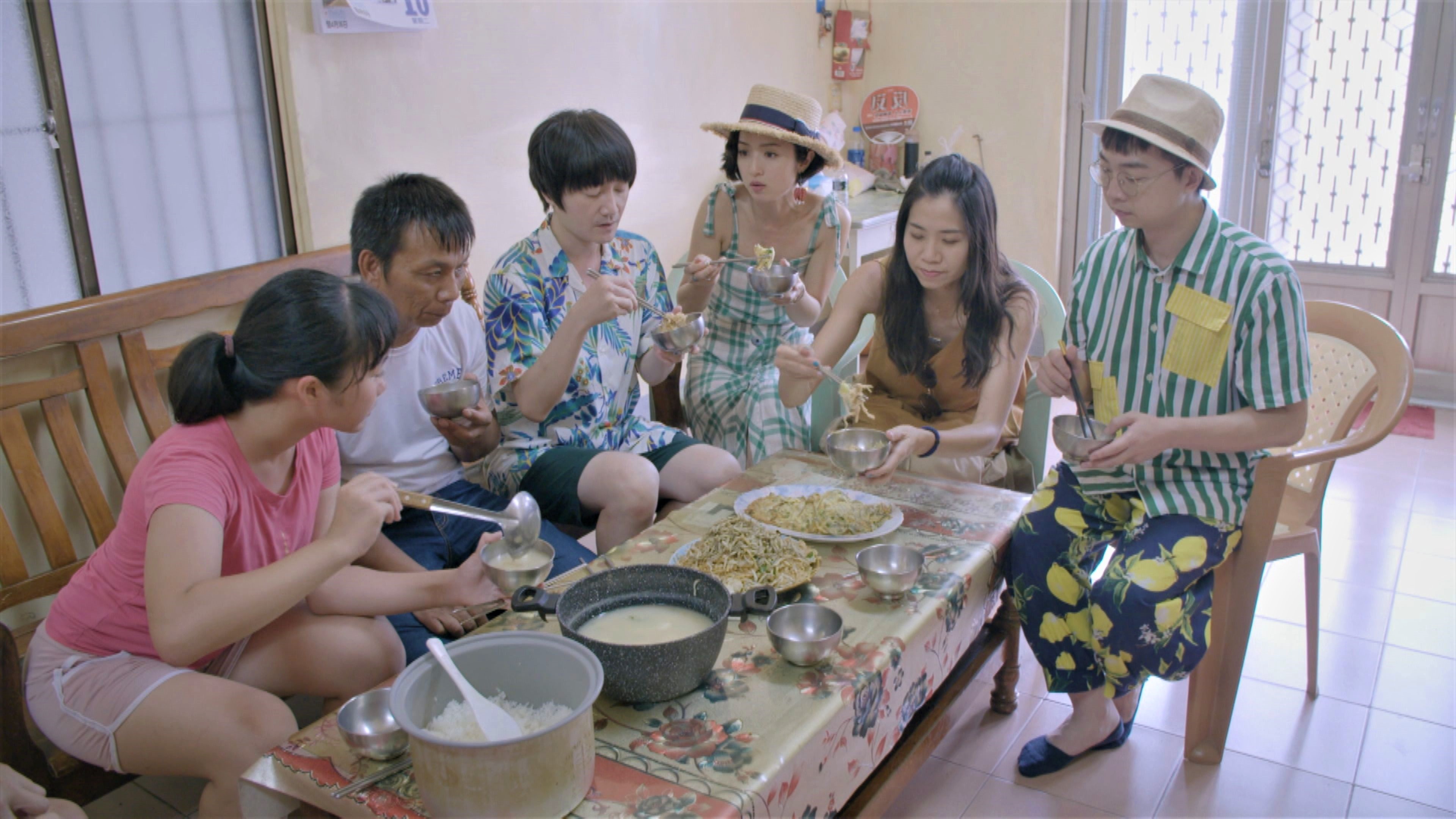 旺福樂團和小夥伴慕潔（左1）使用村民贈送的鯰米仔，製作出炒意麵和煎蛋大快朵頤，彌補沒抓到魚苗的遺憾。（公視提供）