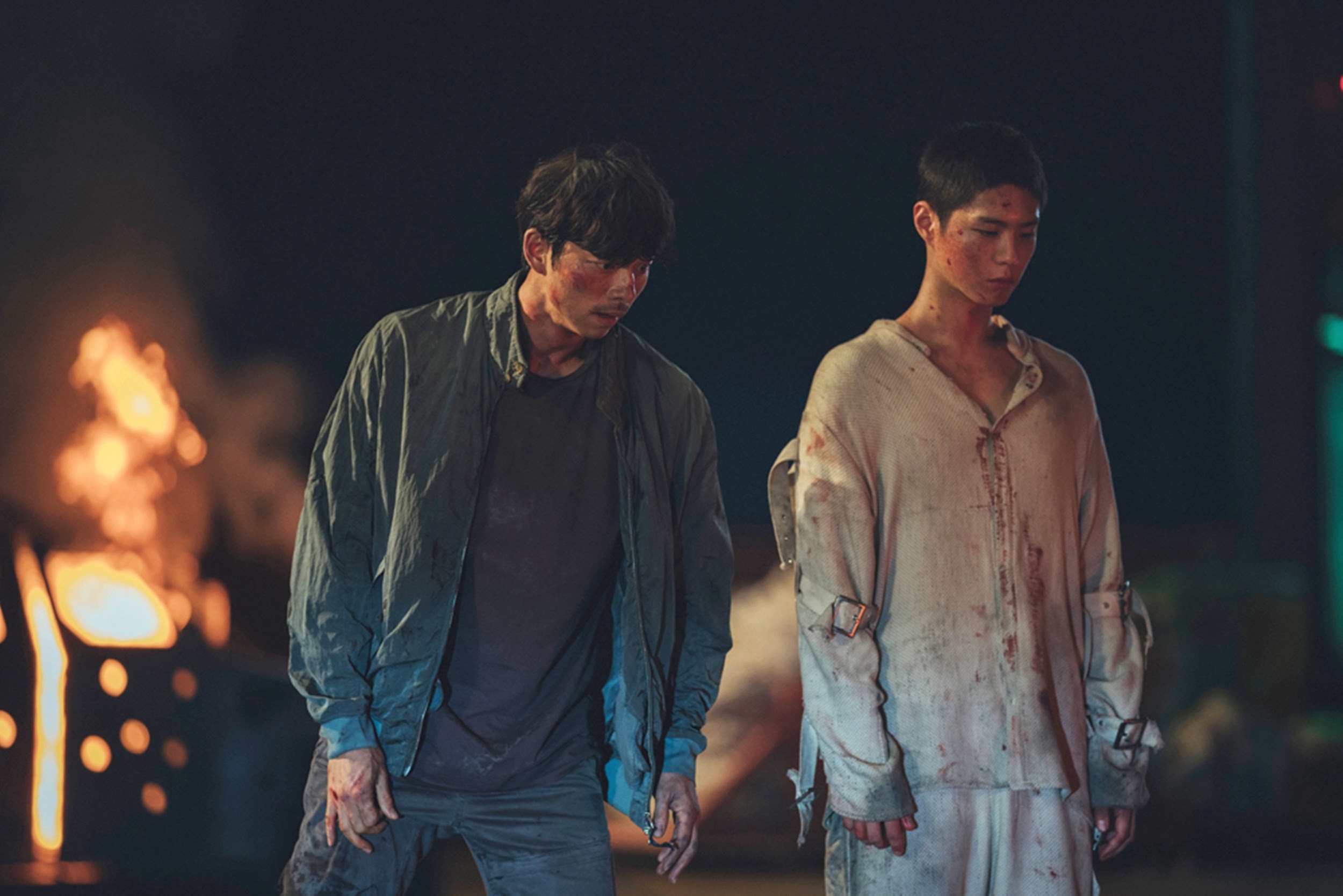 孔劉（左）與朴寶劍主演的電影《永生戰》多次延檔後，今宣布4月15日台韓同步上映。（Catchplay提供）