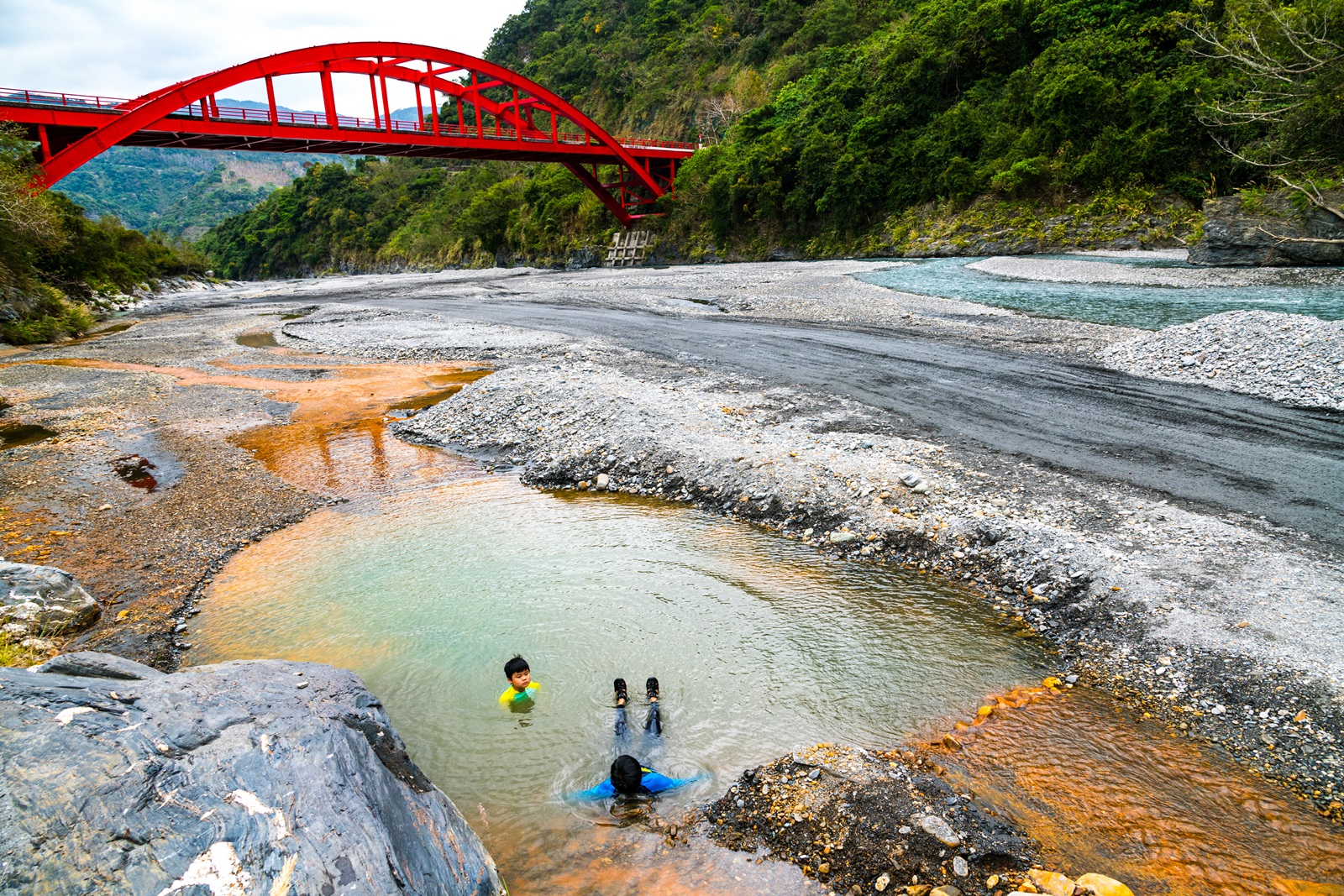 「紅葉紅橋溫泉」因著前方的紅橋而命名。