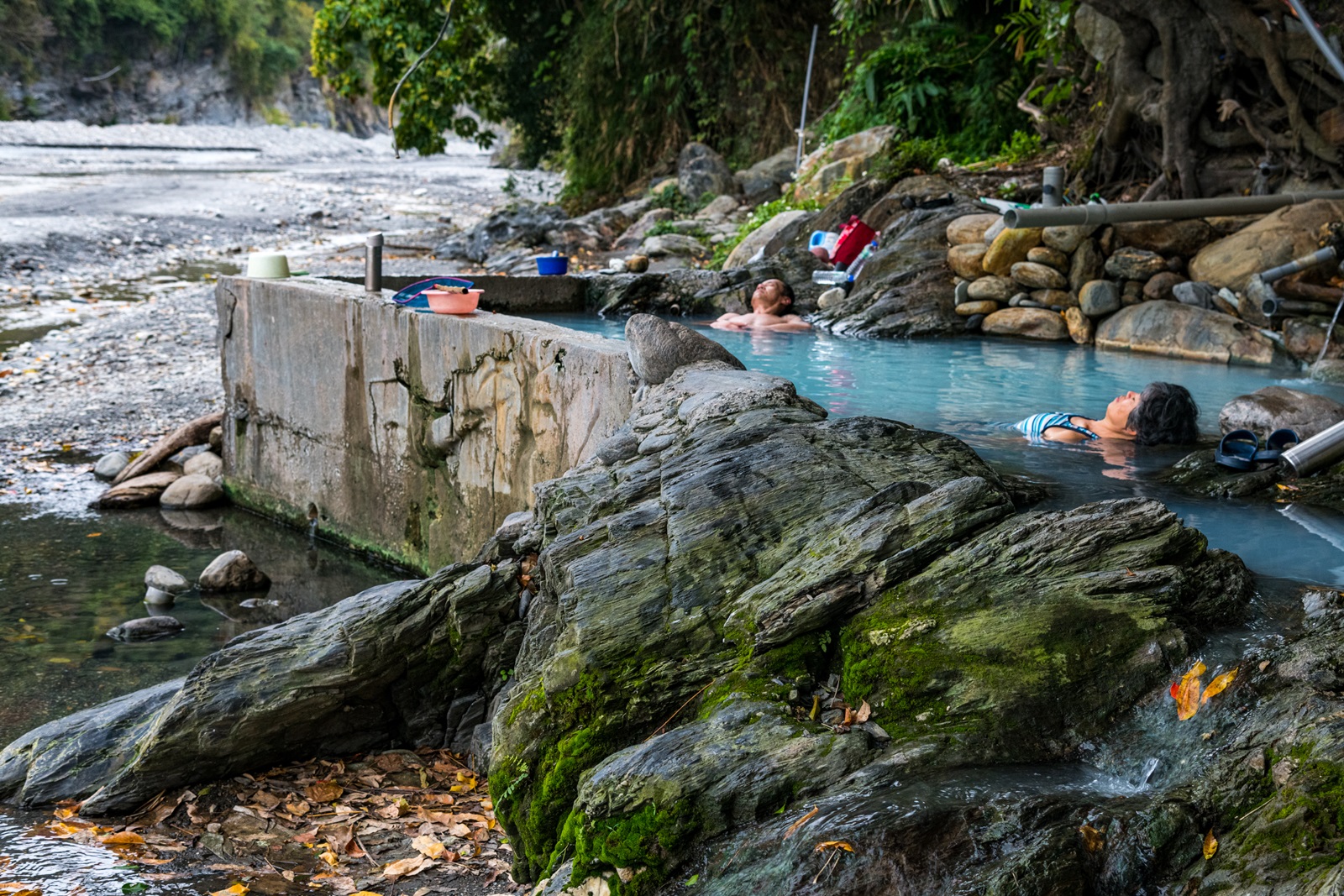 因為有穩定的溫泉露頭，當地人砌了一個池子讓遊客泡湯。