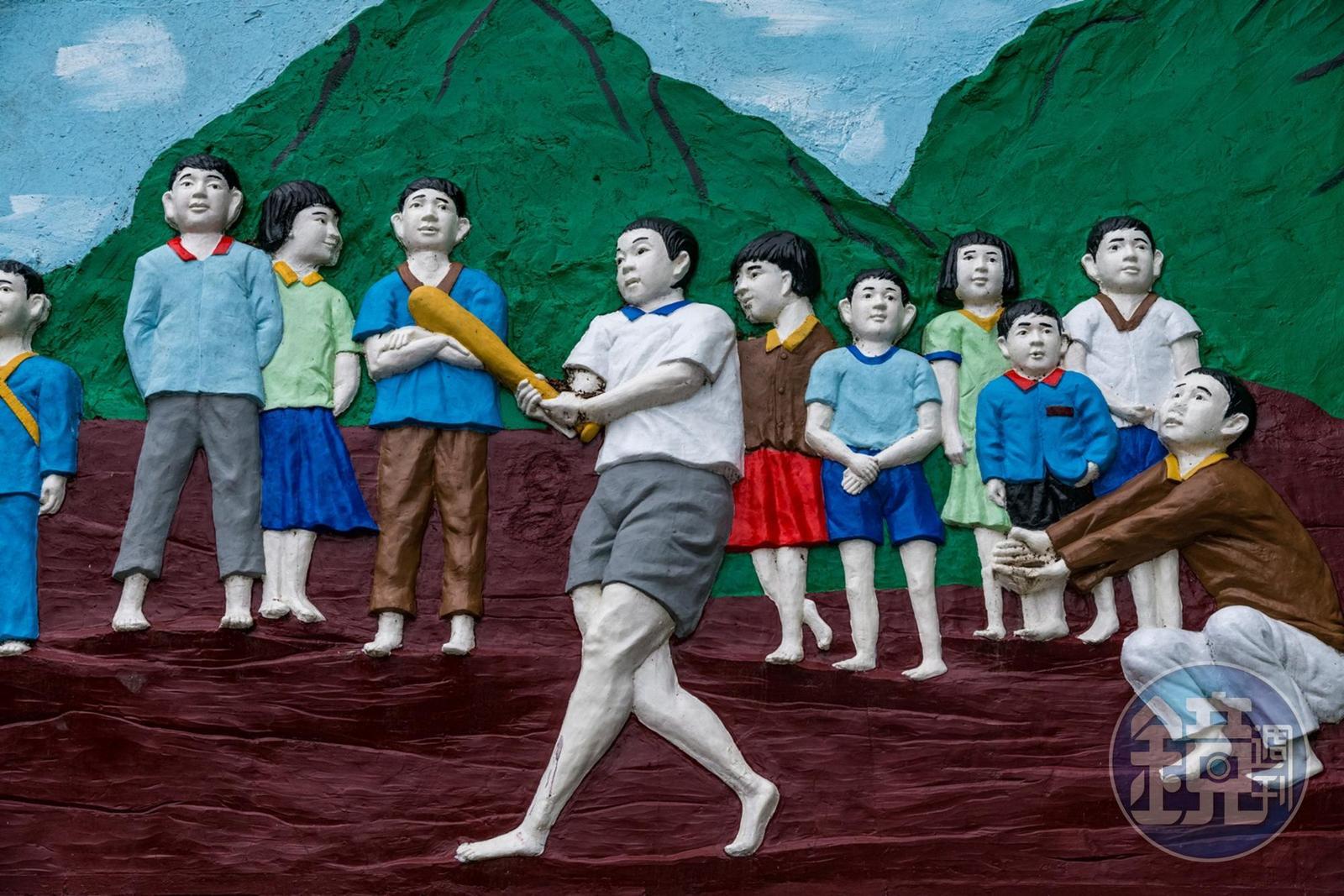 看到這個少棒的立體圖案，就是白橋野溪溫泉的入口。