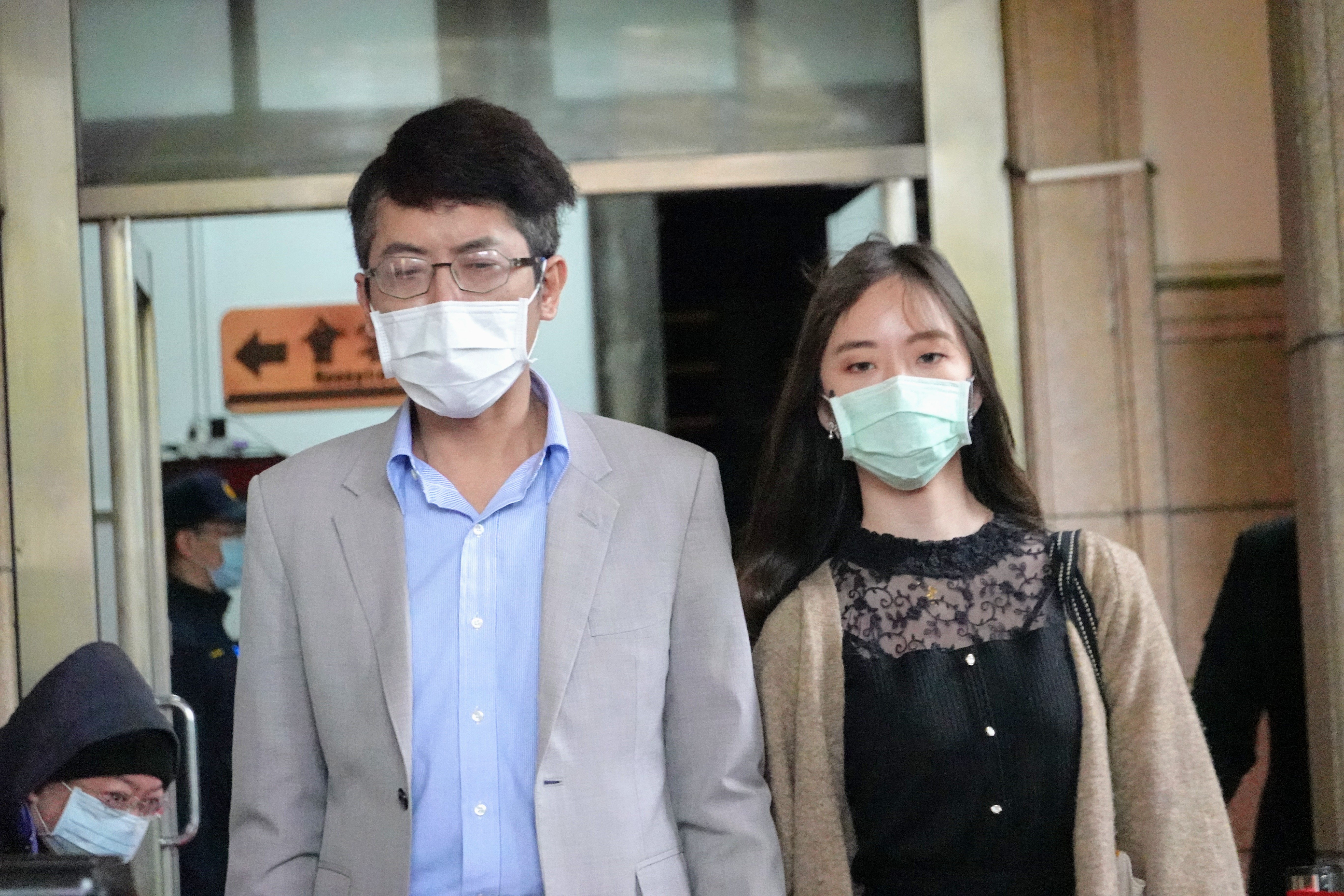 總統府前發言人丁允恭（左）涉在辦公桌性交等違失遭彈劾，今與新婚妻蔣婕妤至懲戒法院出庭。