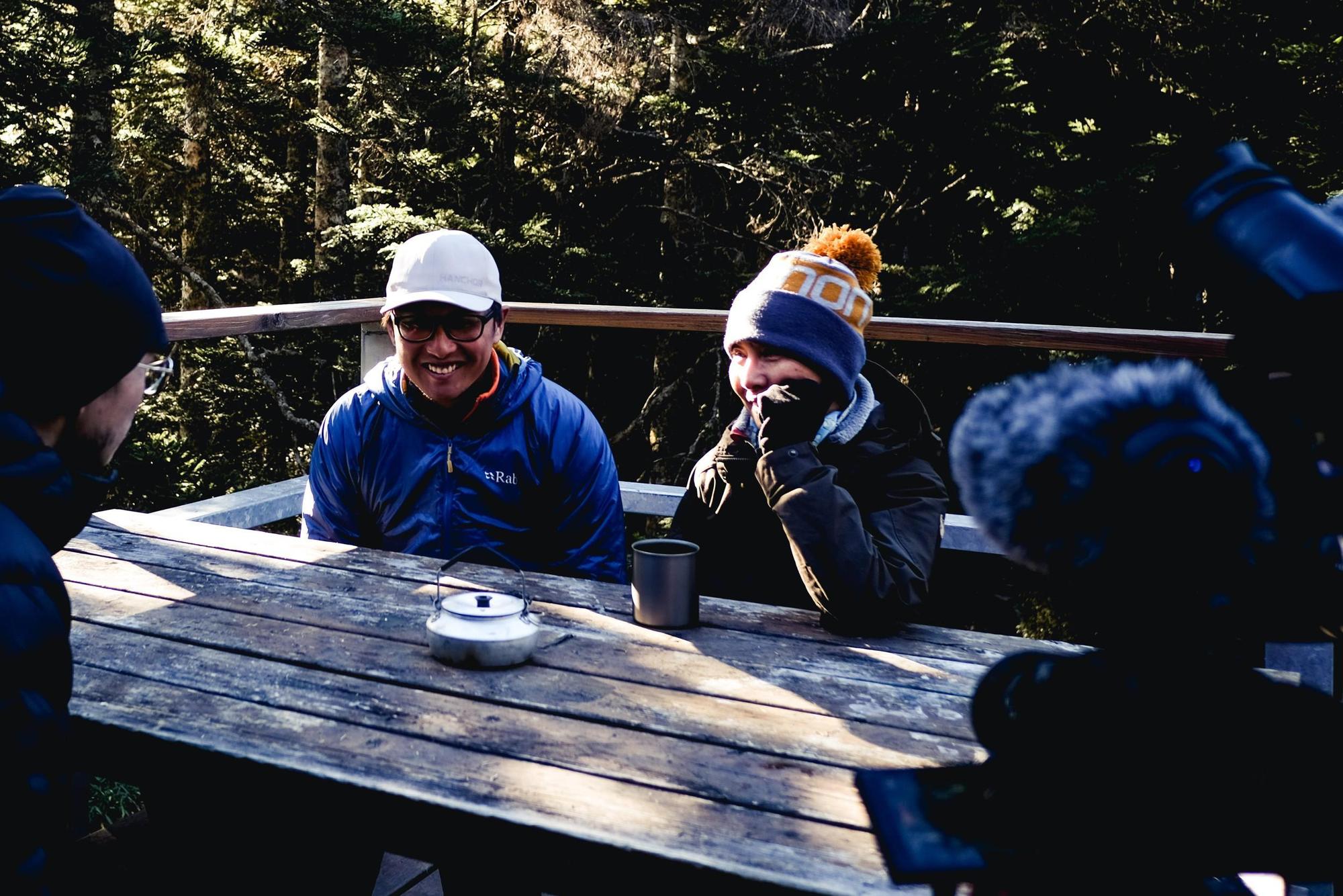 張元植（左）與媽媽一起為公視紀實節目《群山之島與不去會死的他們》錄影。（公視提供）