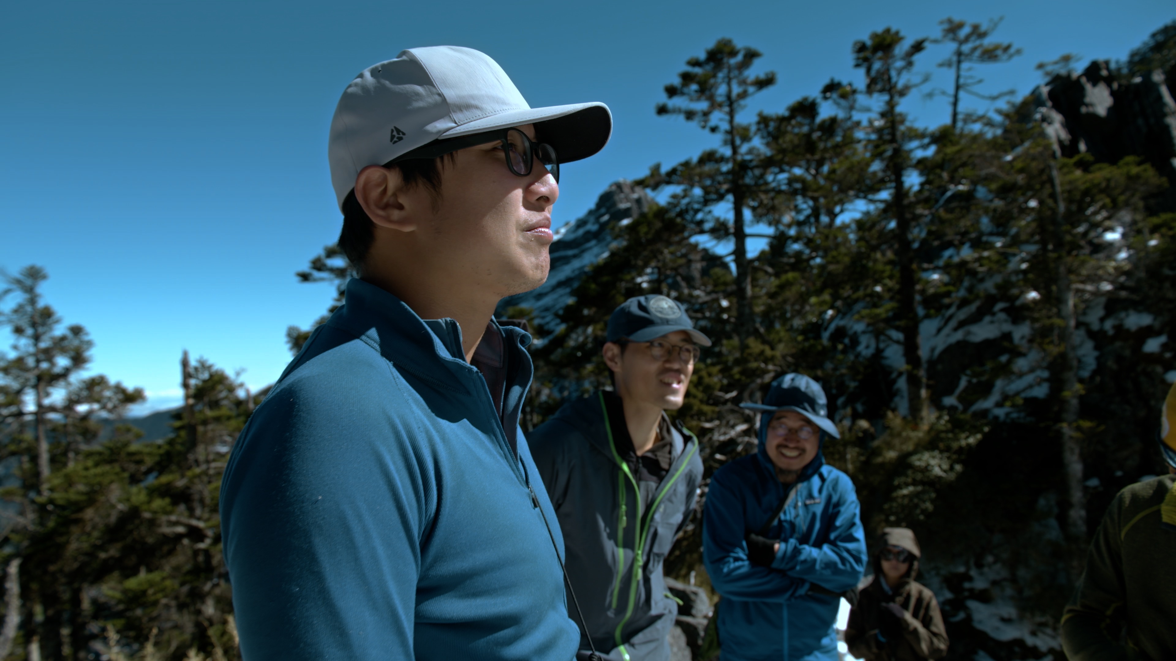《群山之島與不去會死的他們》製作人詹偉雄跟登山家詹喬愉、張元植，回到當初感動他們的山林。（公視提供）