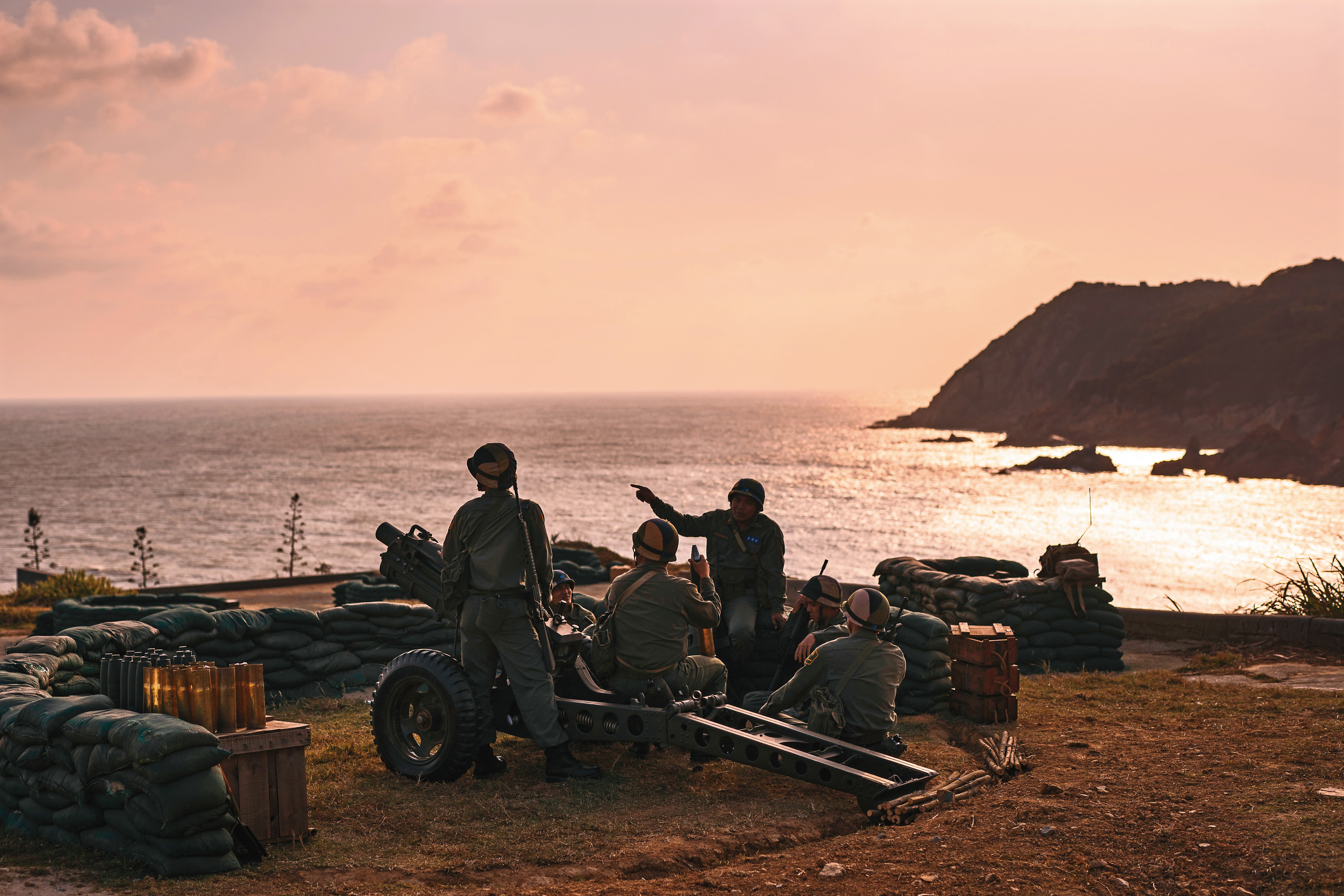 1995、96年兩岸緊張的歷史，應該是全台灣不分藍綠民眾的共同記憶。（《國際橋牌社》劇組提供）