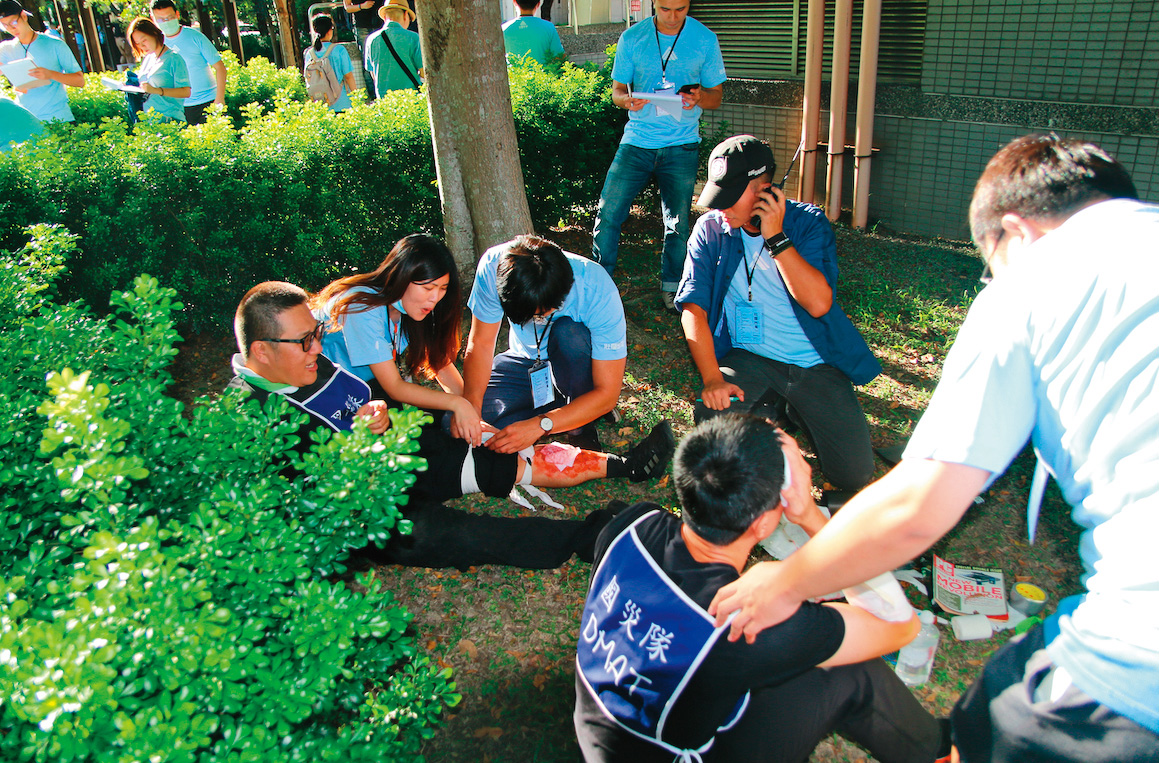 在吳怡農的「後盾計畫」夏令營裡,學員都要接受外傷急救的實務訓練。(吳怡農辦公室提供)