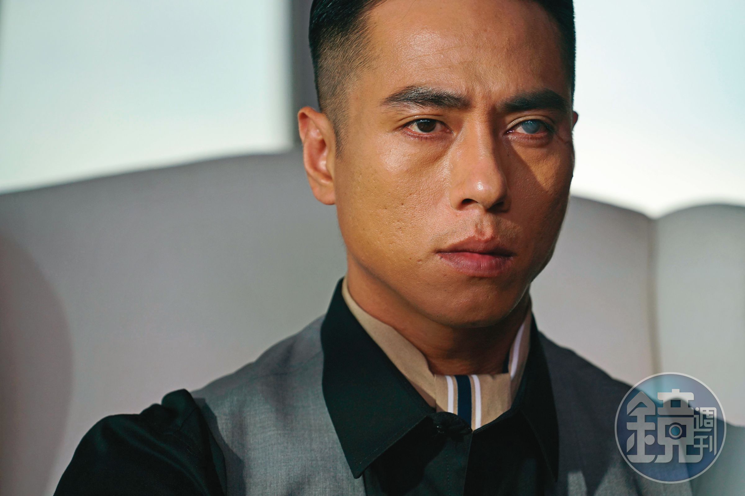 莊凱勛在日片《亡命之徒》看似不苟言笑，沒想到是扮演殺手，而且還戴隱形眼鏡讓眼球變色。（威視提供）