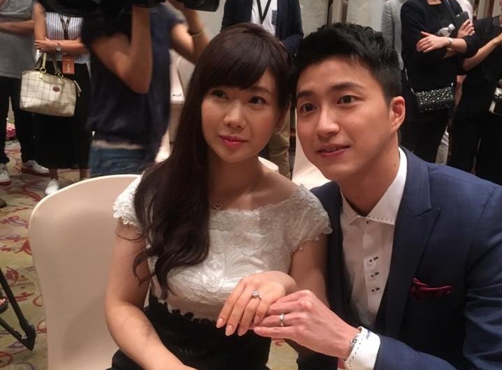 江宏傑福原愛台北宣布結婚記者會上，秀出婚戒。（攝影組）