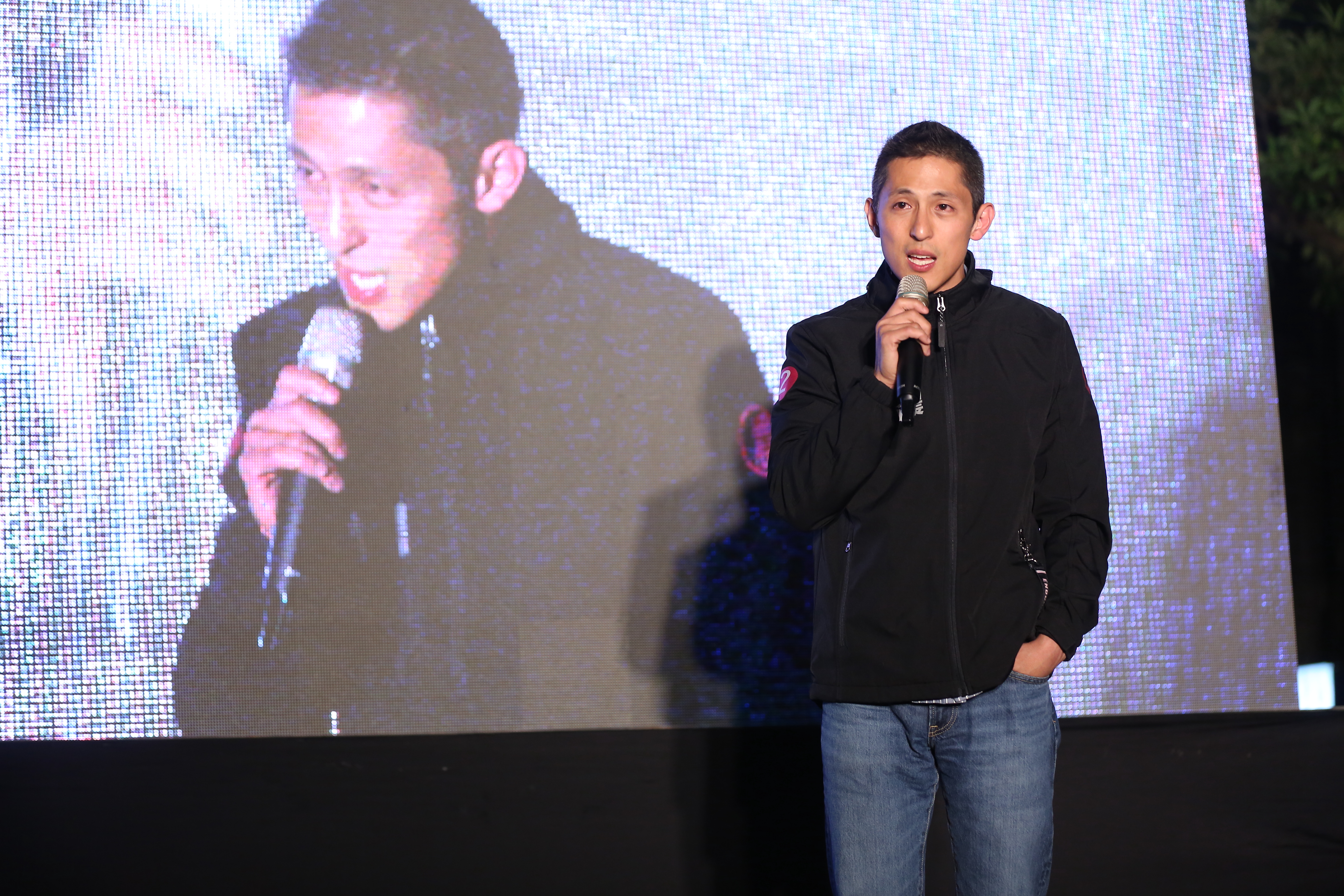 吳怡農是民進黨少數在一開始接觸政治時，就選定在軍事、國防議題發聲的政治人物。