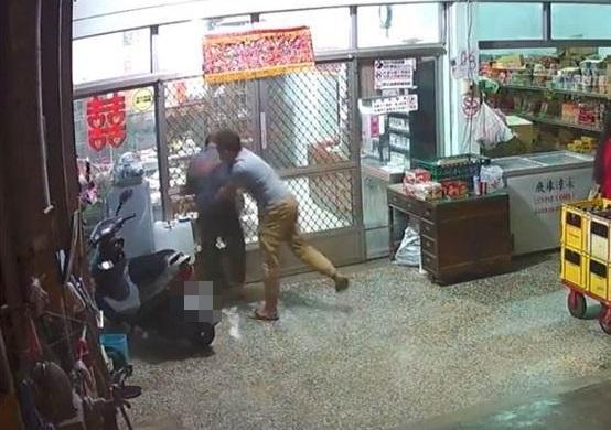 在台東賓朗村經營雜貨店的63歲蕭姓老翁無端遭到年輕男子揮拳攻擊。(翻攝畫面)