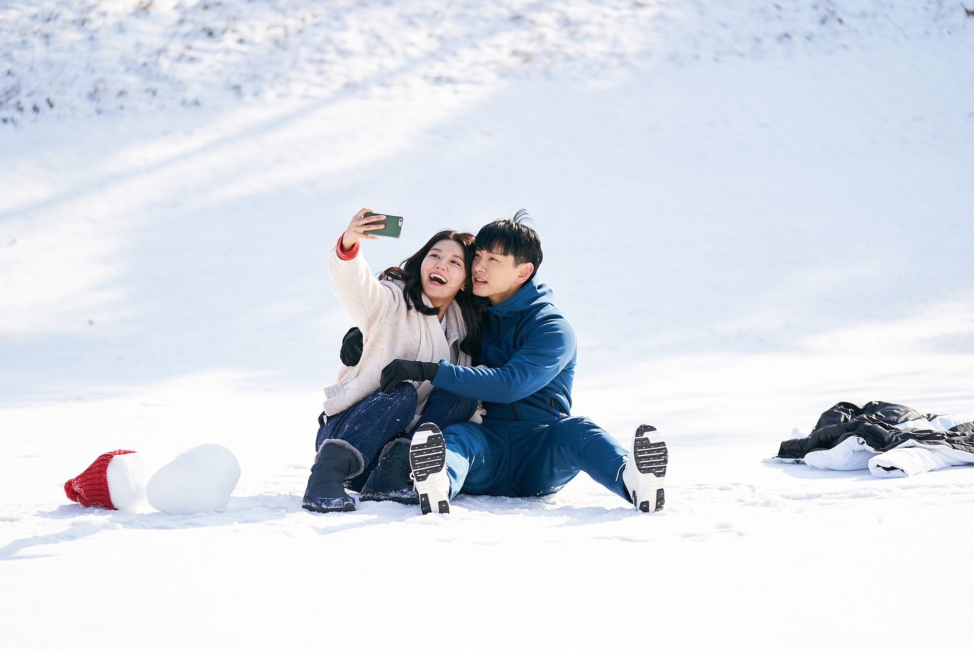  秀英（左）在新片《今天決定我愛你》與劉太旿（右）交往，兩人在雪地裡恩愛卻拍到滿身汗。（華映娛樂提供）