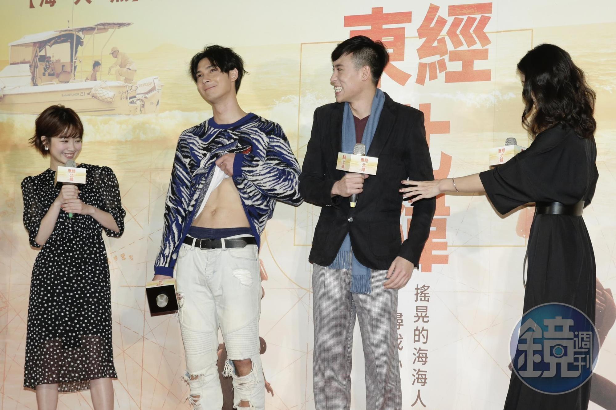 鄭凱被拱脫衣秀身材,他僅含蓄地拉起上衣,要展現完整冰塊肌必須等到票房過千萬再說。
