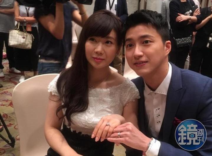 福原愛曾與江宏傑甜秀婚戒。（本刊資料照）