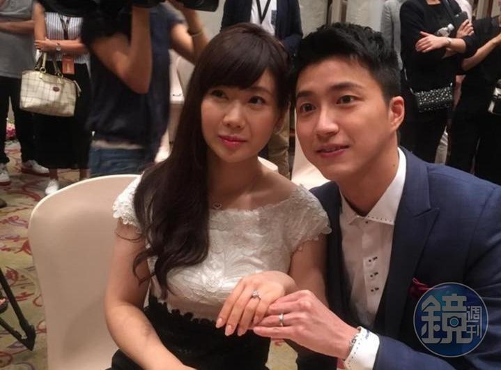 福原愛曾與江宏傑甜秀婚戒。（本刊資料照）