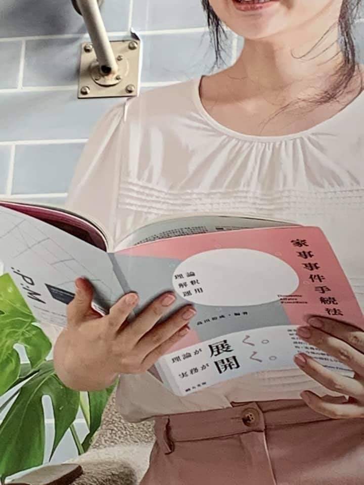 福原愛手中拿的日文書，在當時廣告露出時掀起討論。（翻攝自推特）
