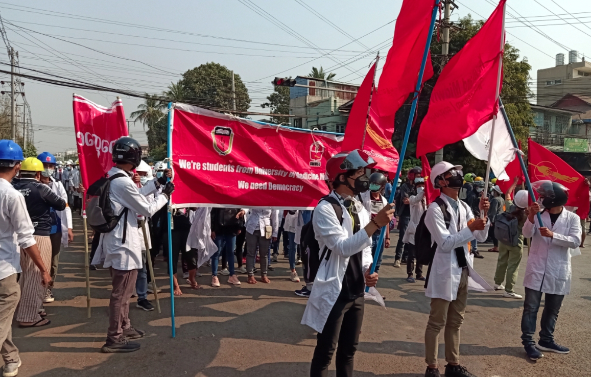 軍政府對示威民眾進行血腥鎮壓，造成至少60人身亡。（翻攝Myanmar Now推特）