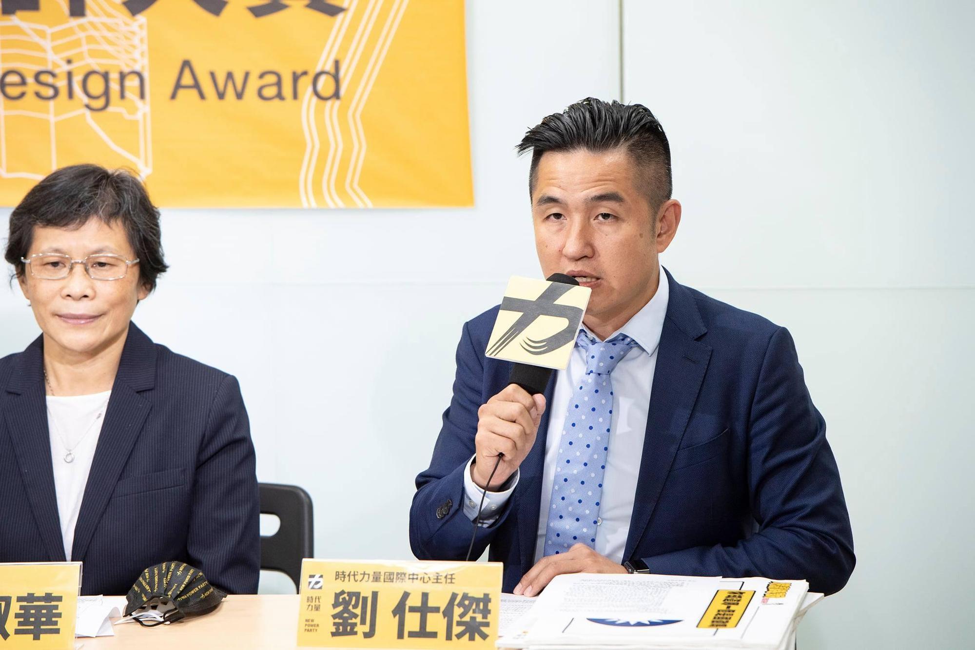 劉仕傑(右)表示,台灣應循WTO機制爭取權益。左為立委陳椒華。(翻攝自劉仕傑臉書)