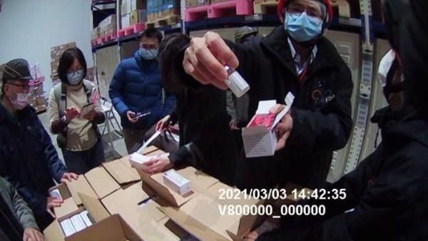 食藥署今公布首批AZ疫苗開箱畫面。（食藥署提供）