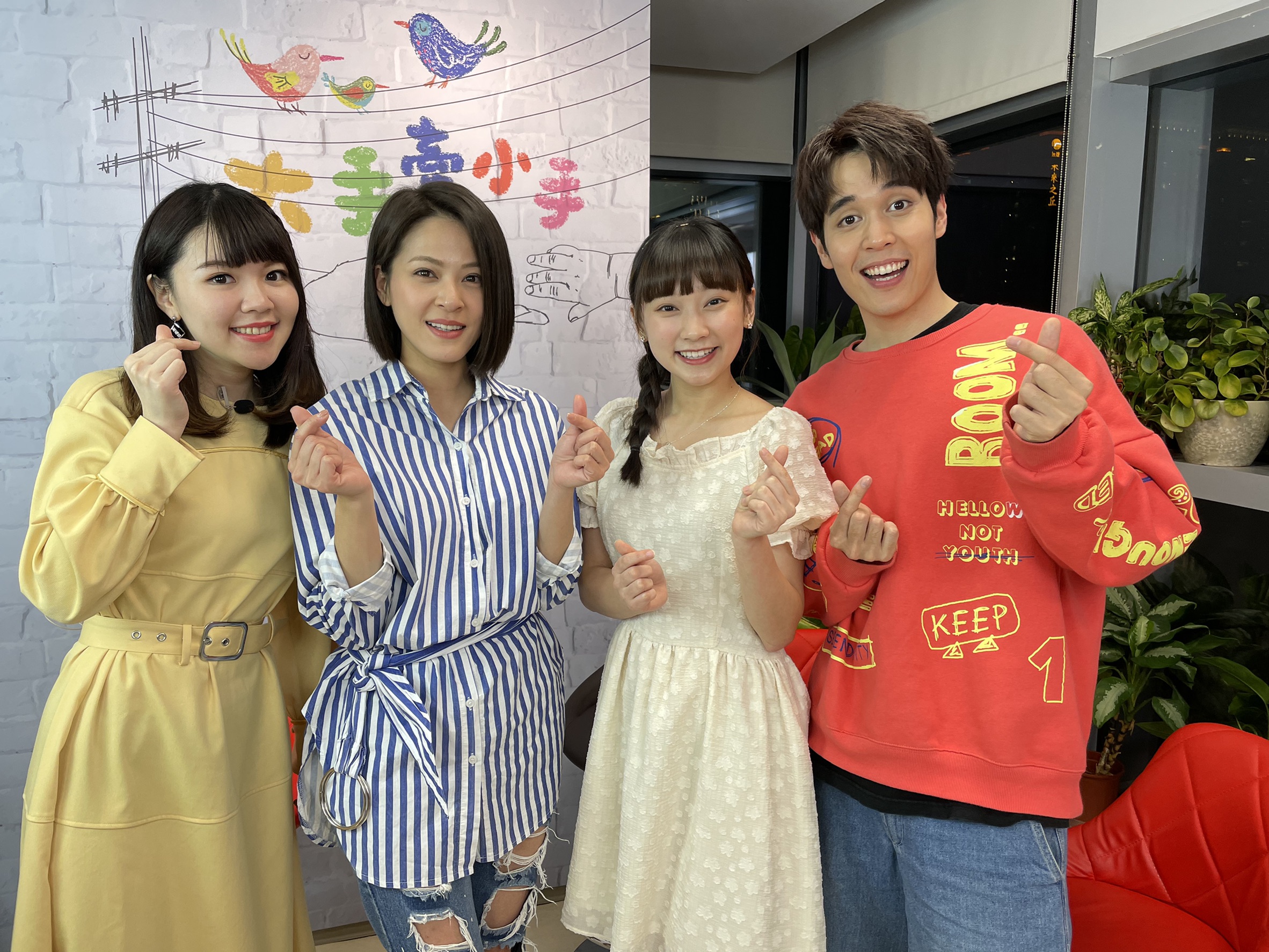 左起林星慧、蘇晏霈、吳鈺萱、陳彥嘉在直播中跟大聊學生時期的黑暗史。（民視提供）