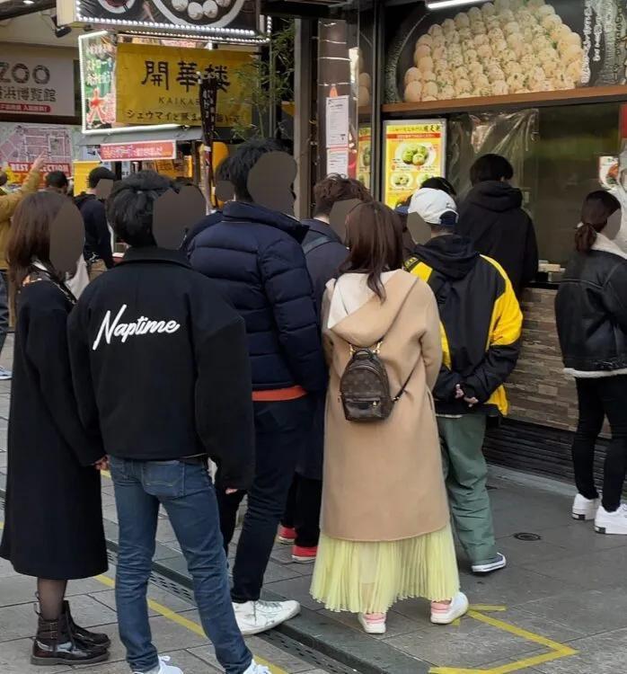 福原愛與高帥男至橫濱中華街甜蜜約會,期間曾在生煎包名店「鵬天閣」排隊。(翻攝自女性SEVEN網站)
