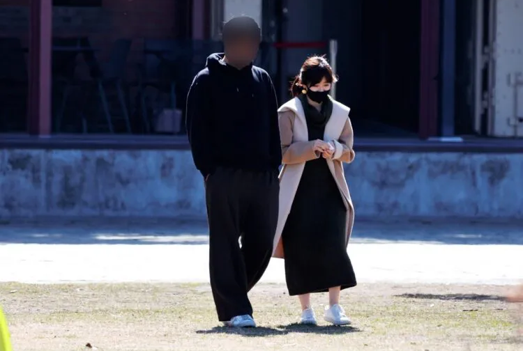 福原愛(右)與高大男上月下旬到橫濱約會,疑搞婚外情。(翻攝自《女性SEVEN》)