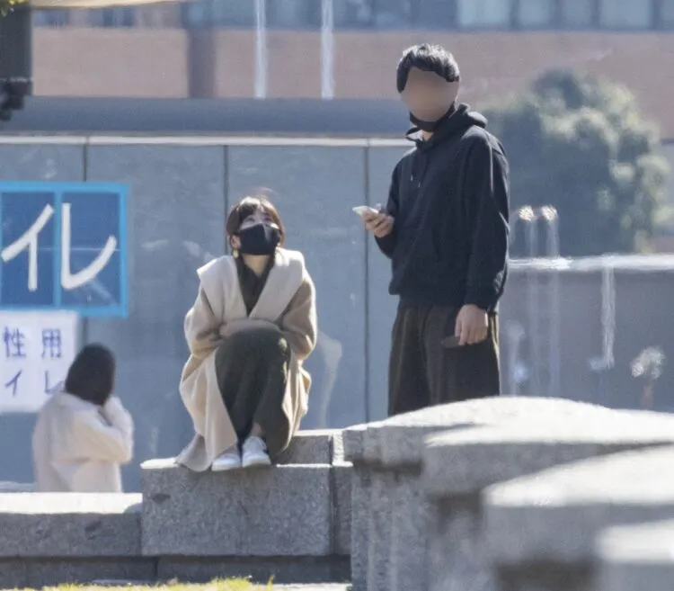 福原愛(左)約會沒有刻意變裝,兩人都不約而同地戴了黑口罩。(翻攝自《女性SEVEN》)