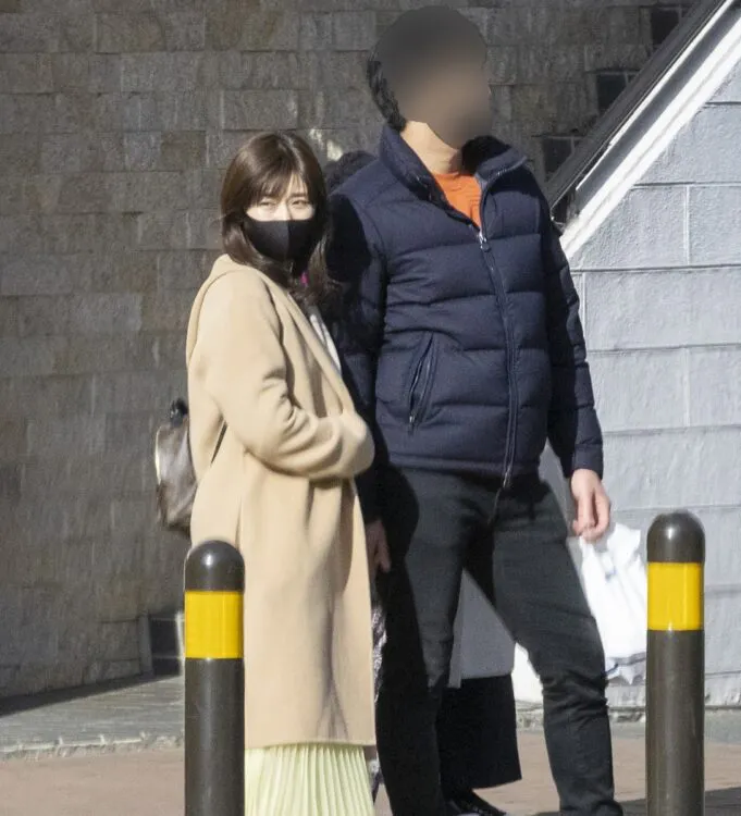 福原愛(左)與A男在橫濱約會,疑大方牽手。(翻攝自《女性SEVEN》)