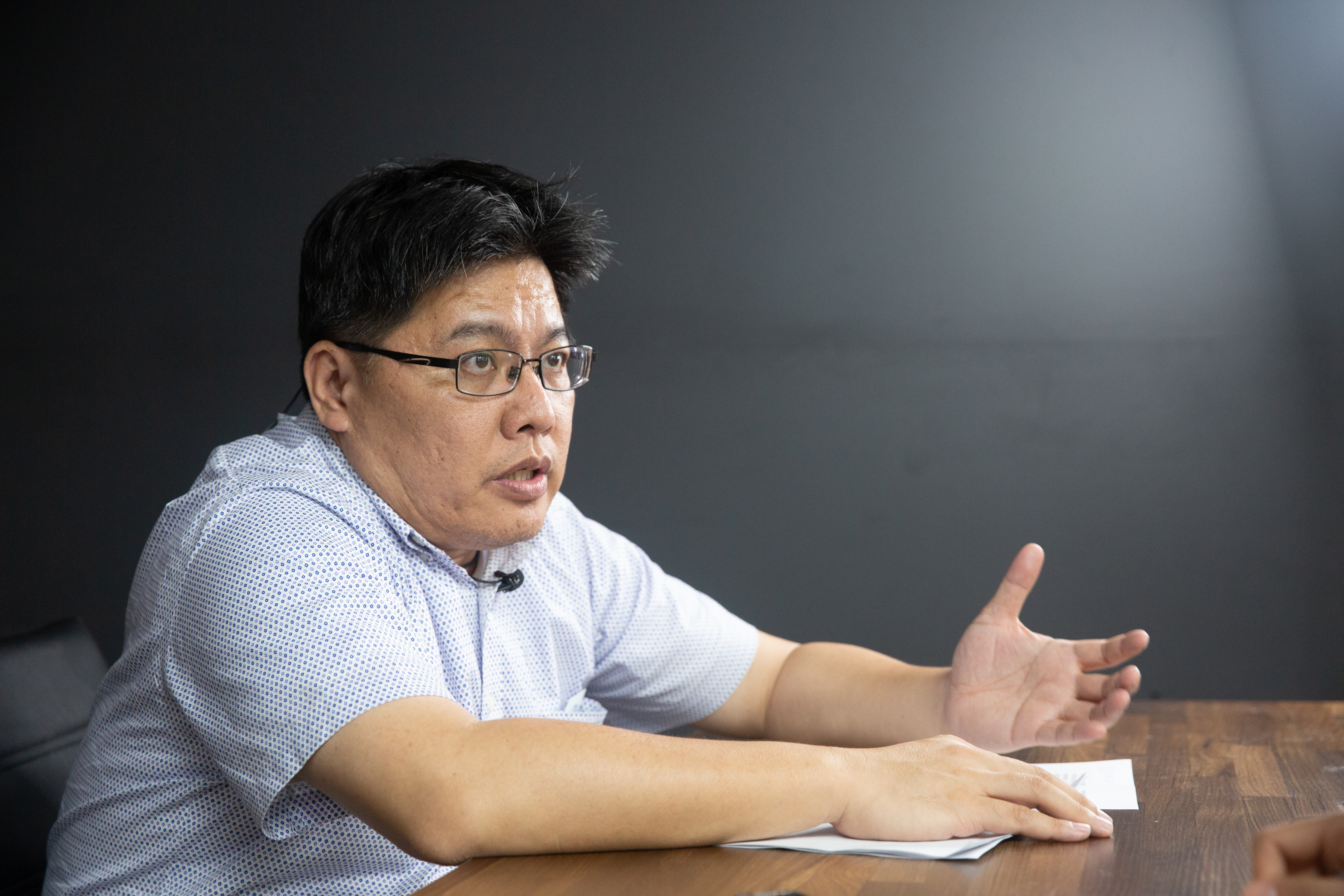 針對賴正鎰跳來呼籲政府開放營造移工，邱顯智分析指出，「說穿了，缺工是真的，但真正缺的是便宜的勞工。」（本刊資料照）