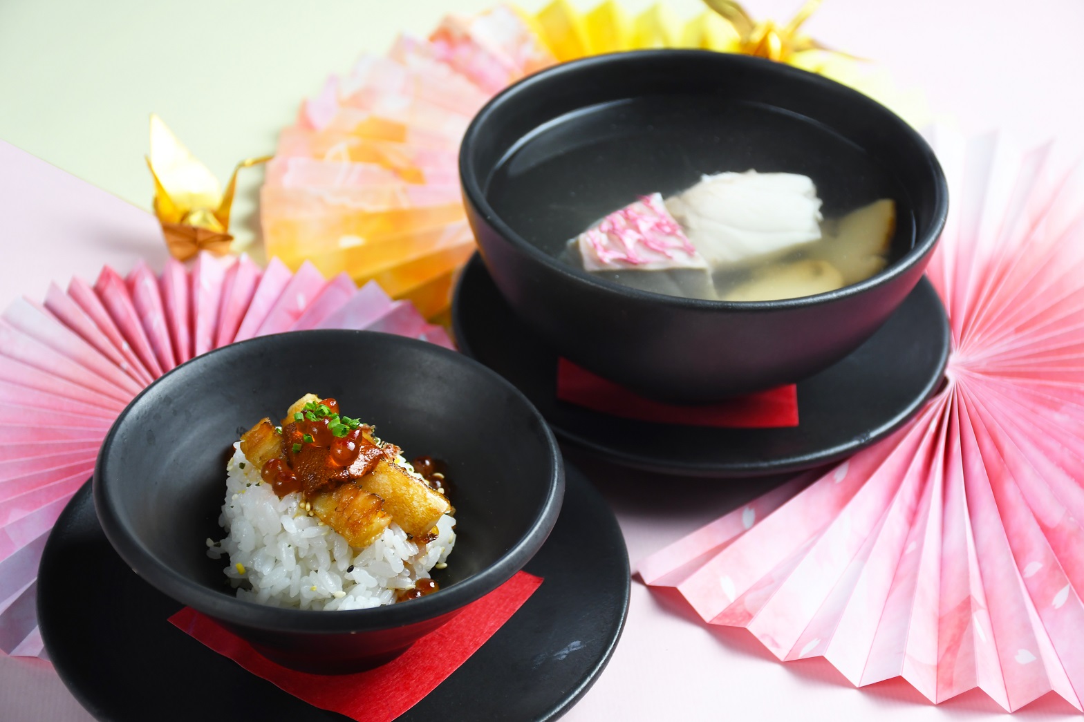 薑絲簡單提味的櫻鯛魚湯「松茸海潮吸」，搭配炙燒散壽司。（涵碧樓提供）