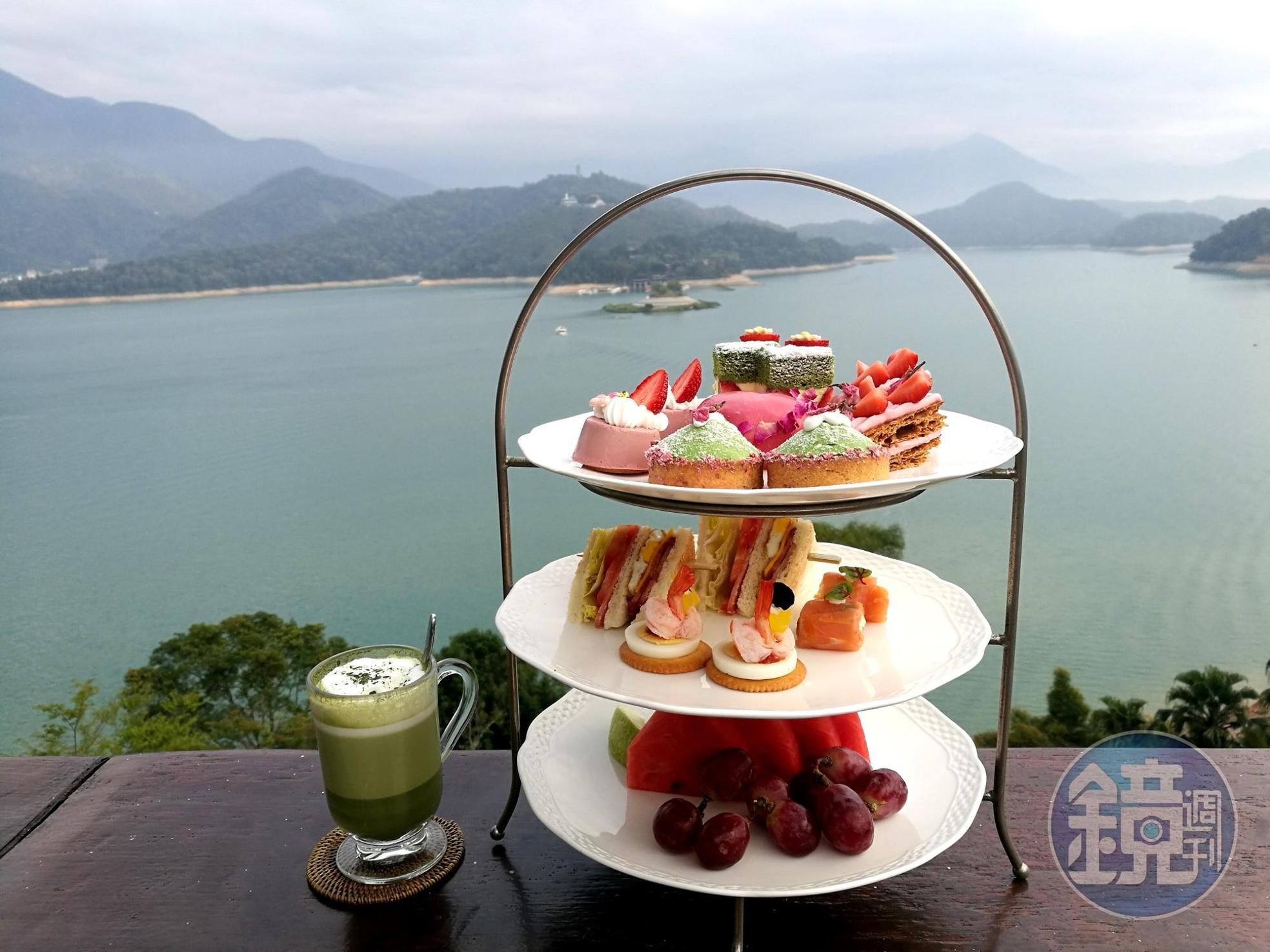 「雙人櫻花草莓午茶」以草莓櫻花甜點搭配鹹點及水果。