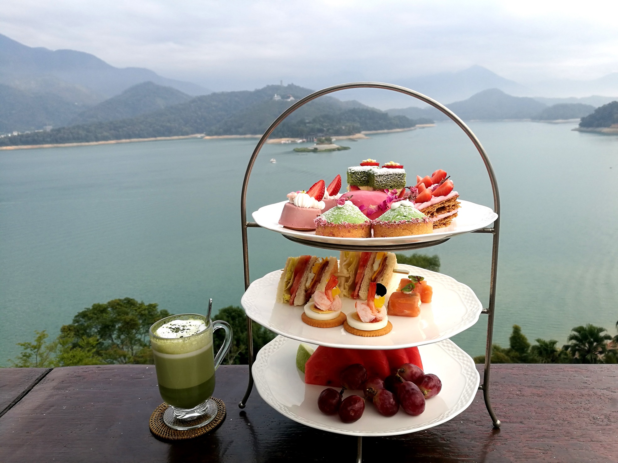 「雙人櫻花草莓午茶」以草莓櫻花甜點搭配鹹點及水果。