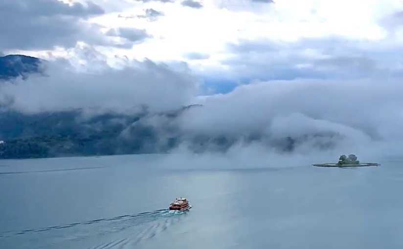 春天的日月潭，經常可見雲瀑美景。