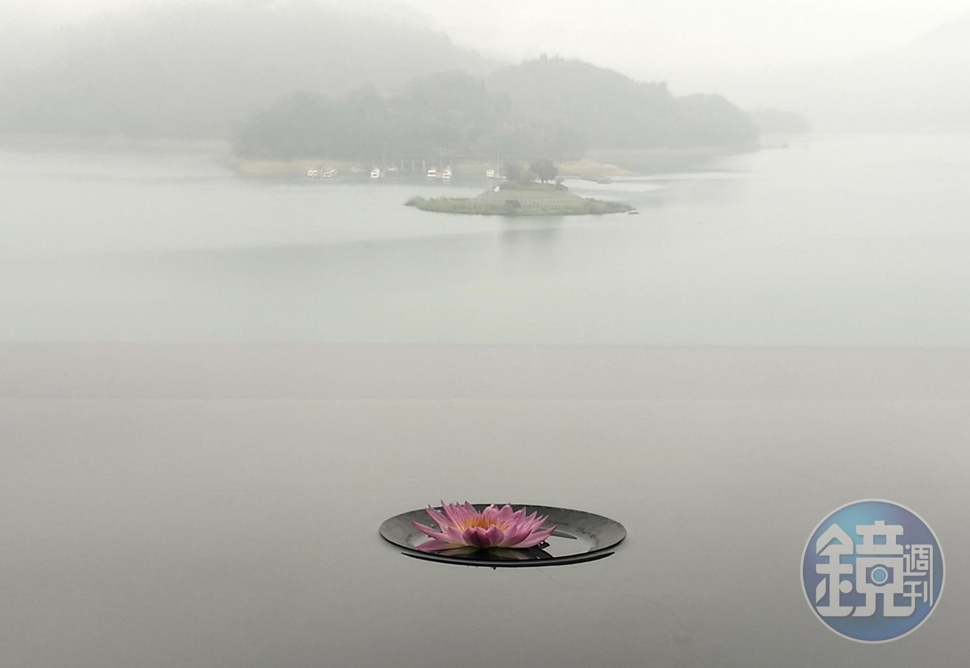 陰雨天如潑墨般的日月潭湖水，與涵碧樓鏡面水廊連成一氣，頗有意境。