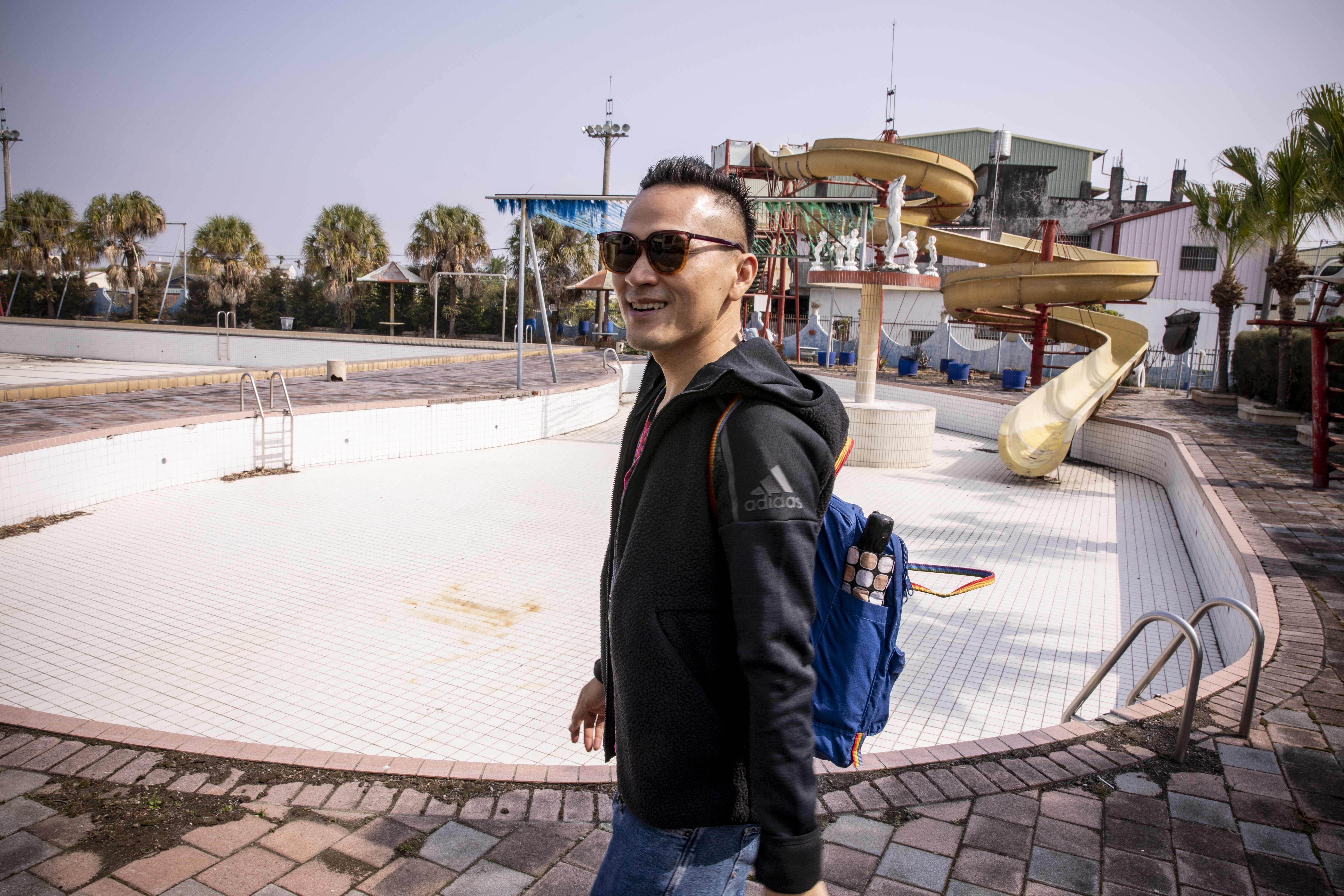 彰化永靖廢棄的永興游泳池，是陳思宏小時候學游泳的地方。