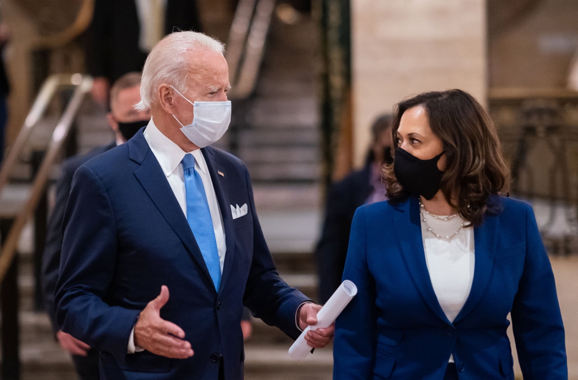 美國總統拜登（左）痛批部分地區解除口罩令是個錯誤。（翻攝自白宮網站）