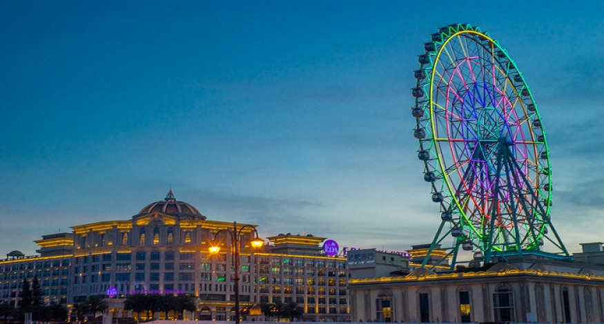 4天3夜的畢旅要價6,650元，行程包含義大世界（圖）、麗寶樂園等，網友直呼很划算。（翻攝自義大遊樂世界官網）