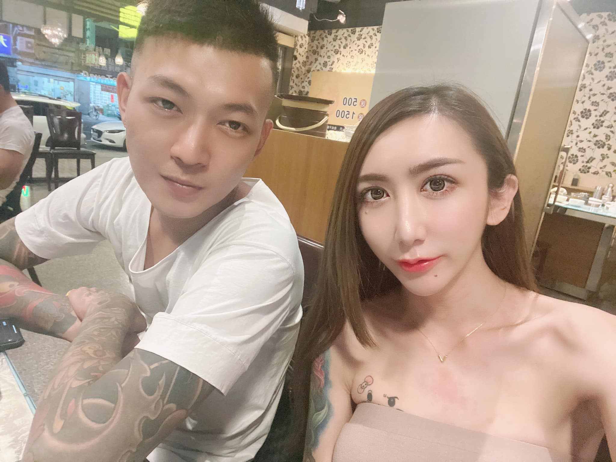 變性網紅罔腰（右）自爆懷孕引起爭議，帶衰前男友鳳梨，卻也因為他不做作的回應意外爆紅。（翻攝自吳泓逸臉書）