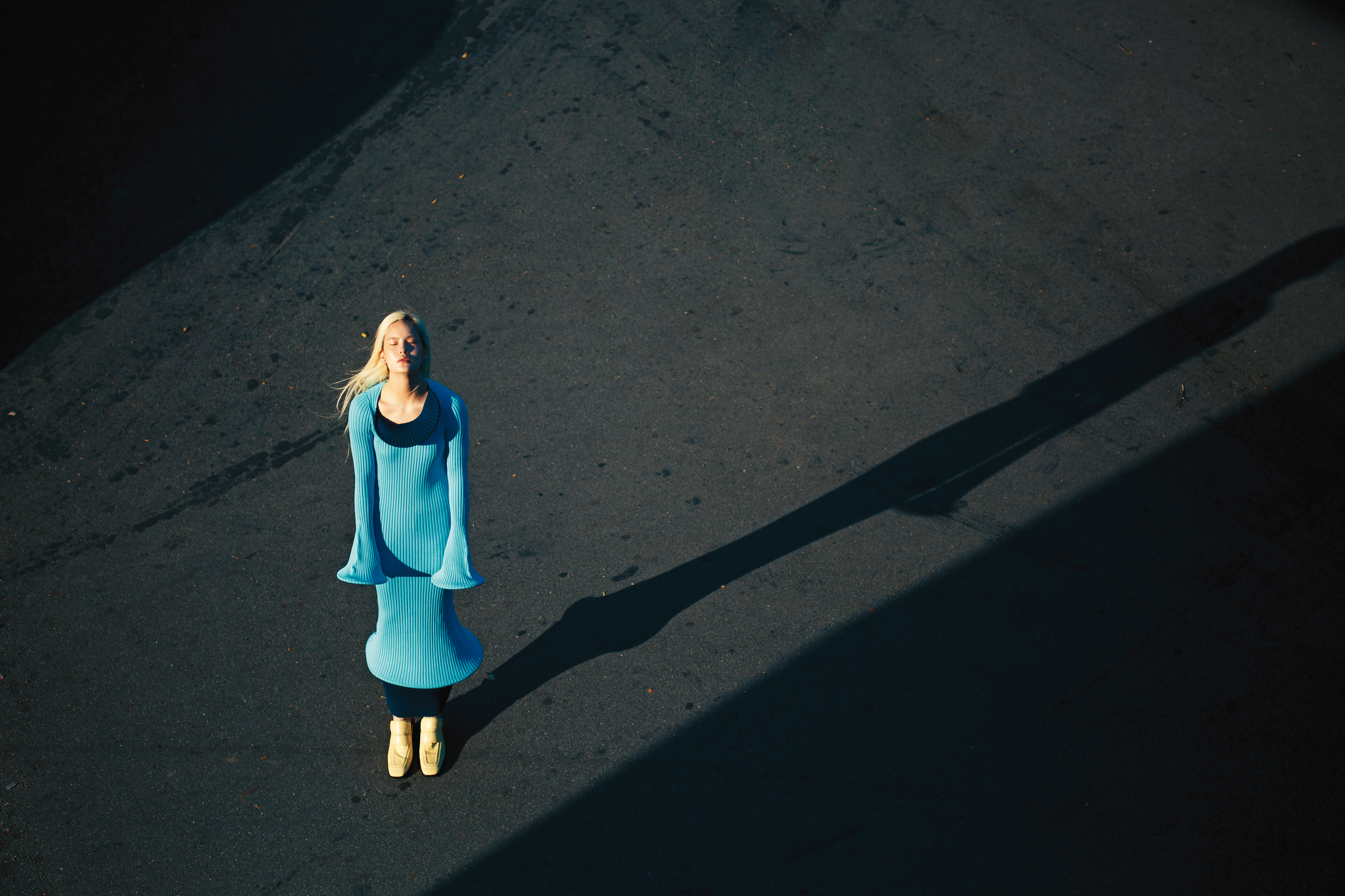 藍色圓形輪廓洋裝 NT$74,000 by LOEWE／米黃色鱷魚皮壓紋穆勒鞋 NT$34,900 by BOTTEGA VENETA