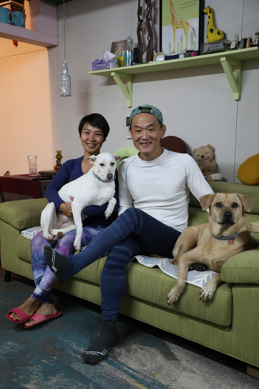 Charlie(右)和Ines(左)與兩隻可愛的狗狗,一起住在三貂嶺。
