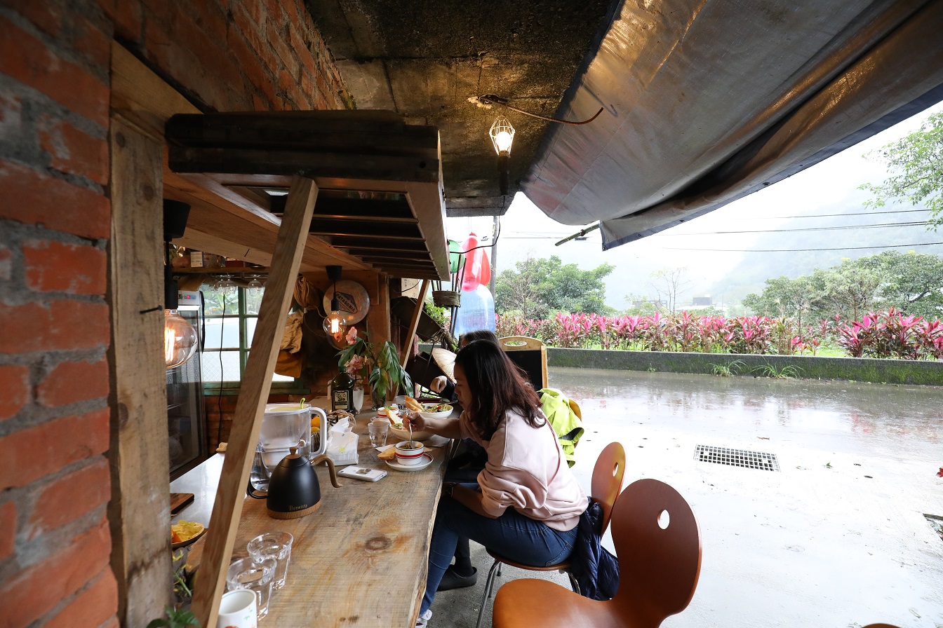 坐在屋前，享受一份早午餐，順便感受屬於三貂嶺的幽靜氣氛。