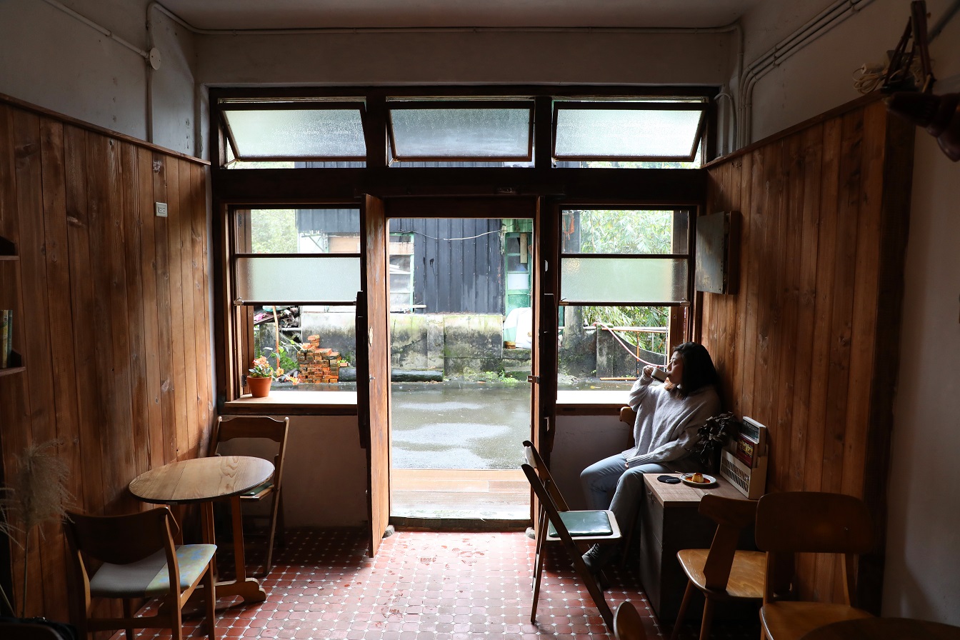 安靜的氣氛，適合看書聽水聲。